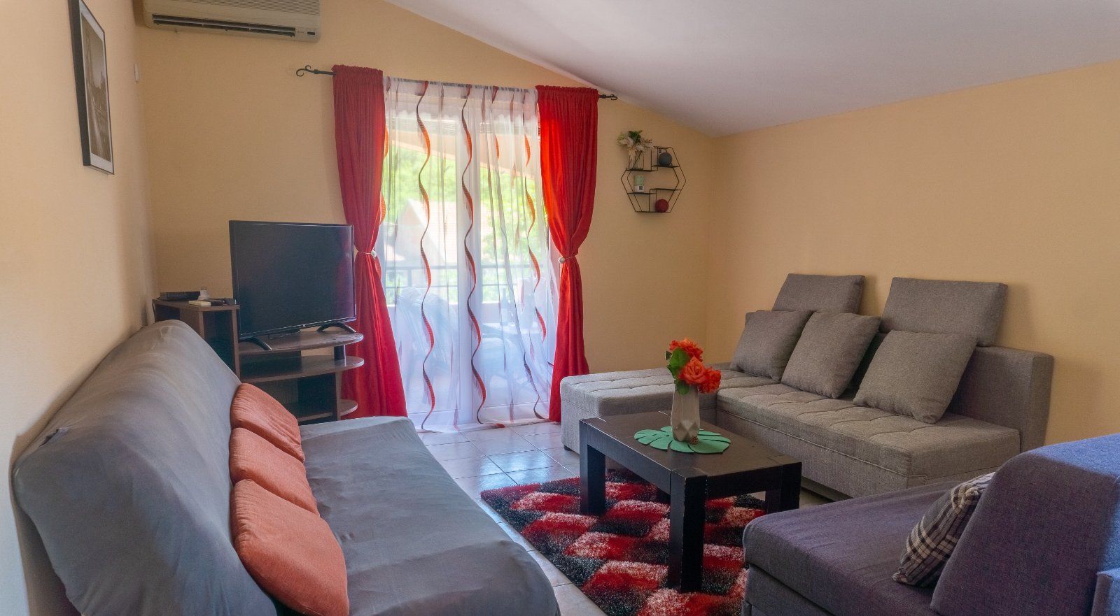 amforaproperty.com/Trospratna kuca apartmanskog tipa,Lastva Grbaljska-Budva