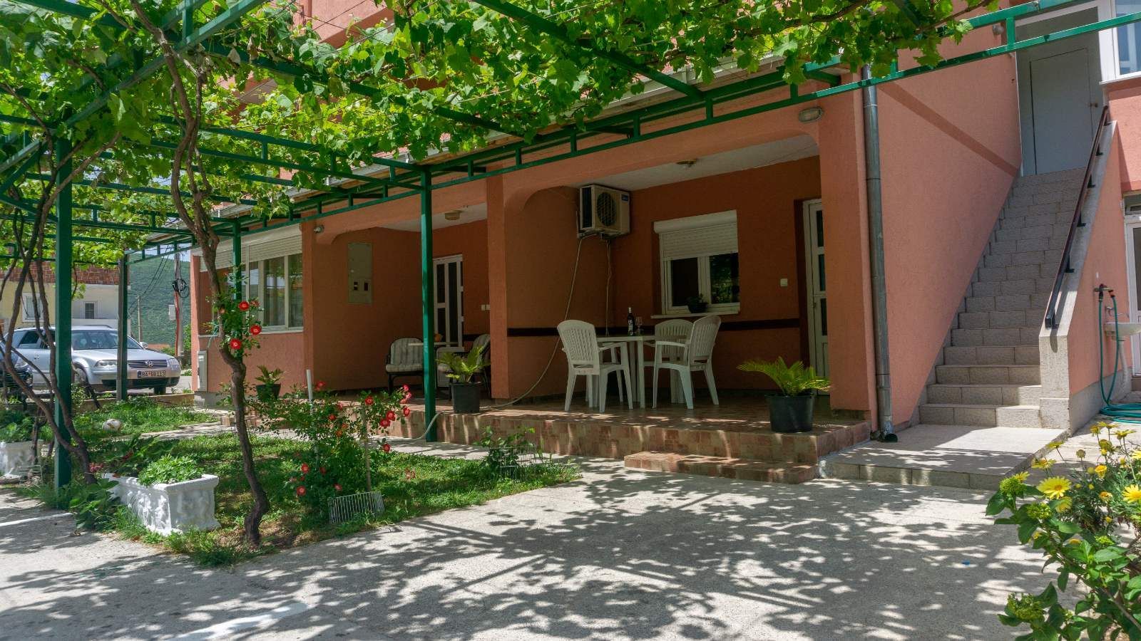 amforaproperty.com/Trospratna kuca apartmanskog tipa,Lastva Grbaljska-Budva