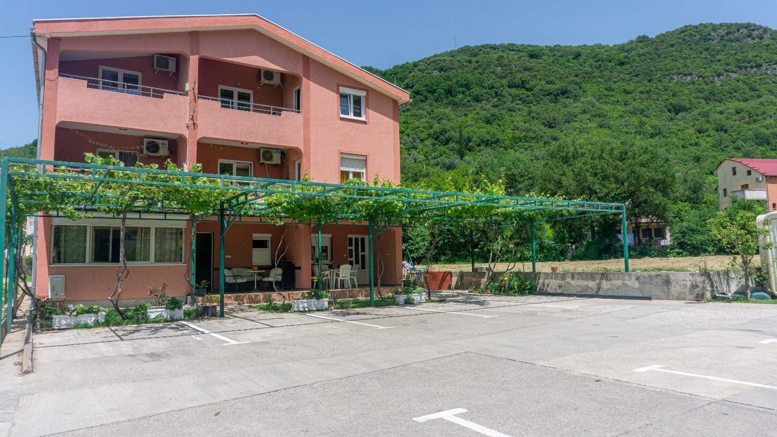 amforaproperty.com/Trospratna kuca apartmanskog tipa,Lastva Grbaljska-Budva