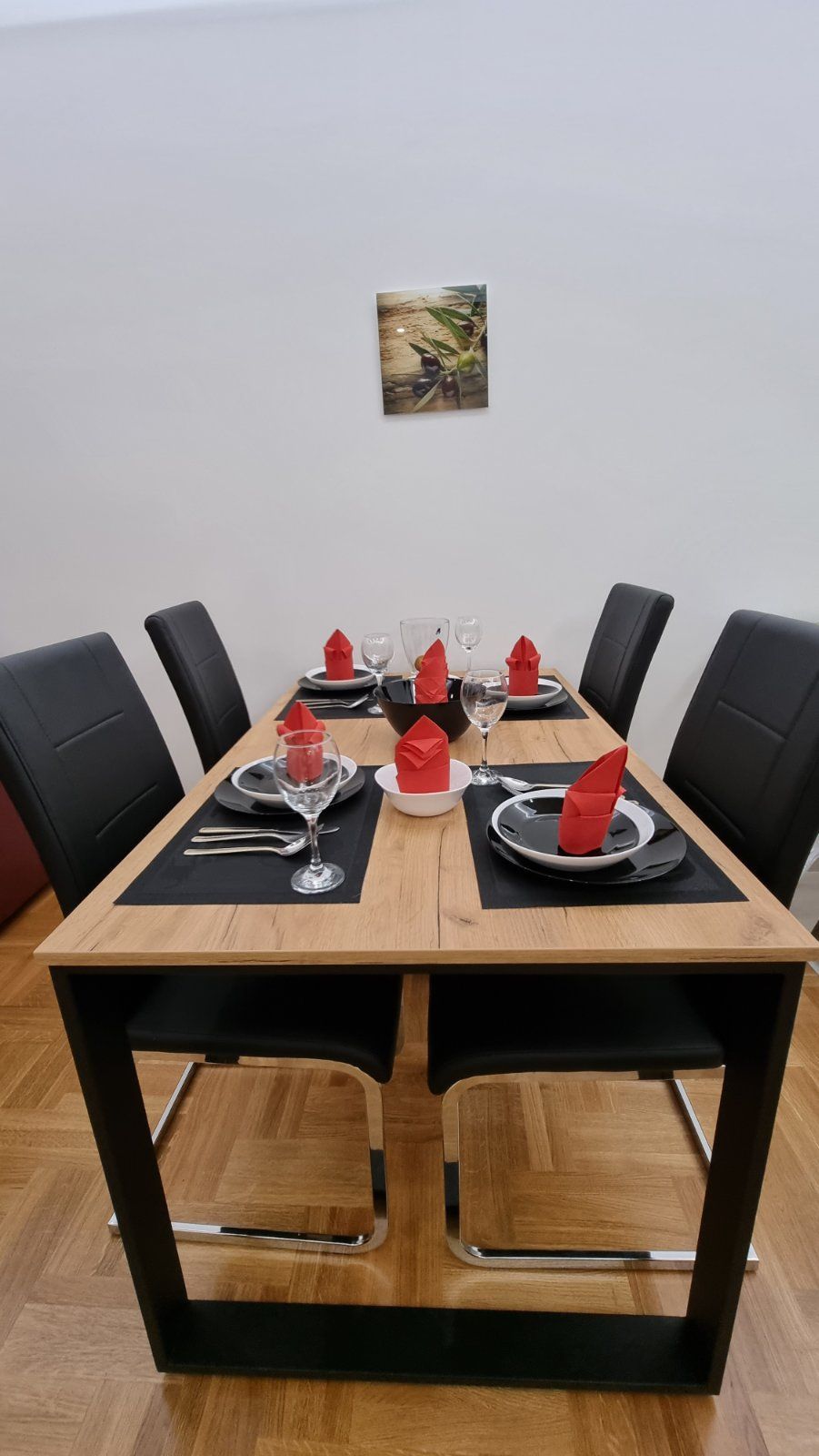 Izdaje se jednosoban luksuzan stan na autobuskoj stanici u Budvi ( NA DUZI PERIOD) - Amfora Real Estate