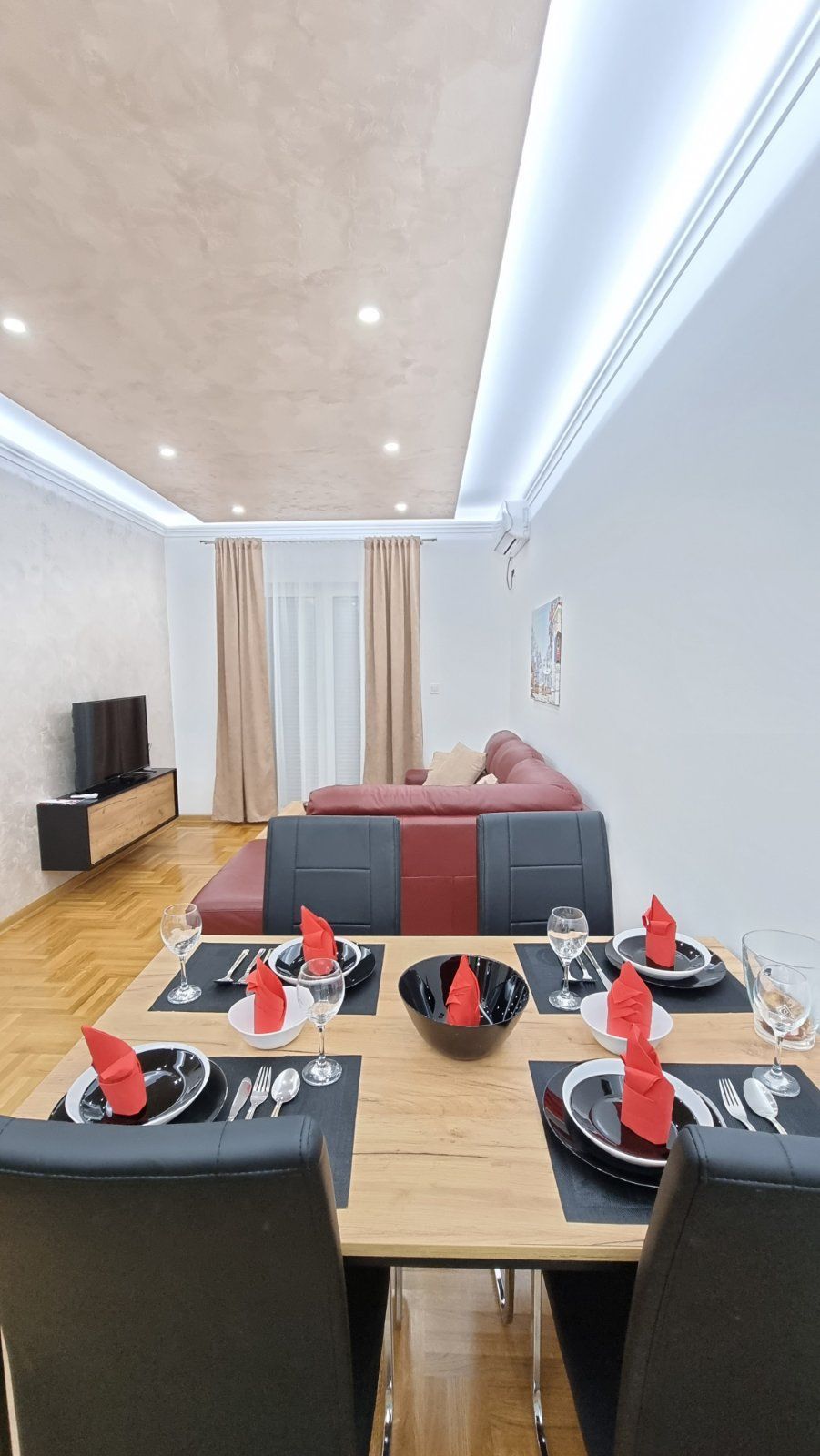 Izdaje se jednosoban luksuzan stan na autobuskoj stanici u Budvi ( NA DUZI PERIOD) - Amfora Real Estate