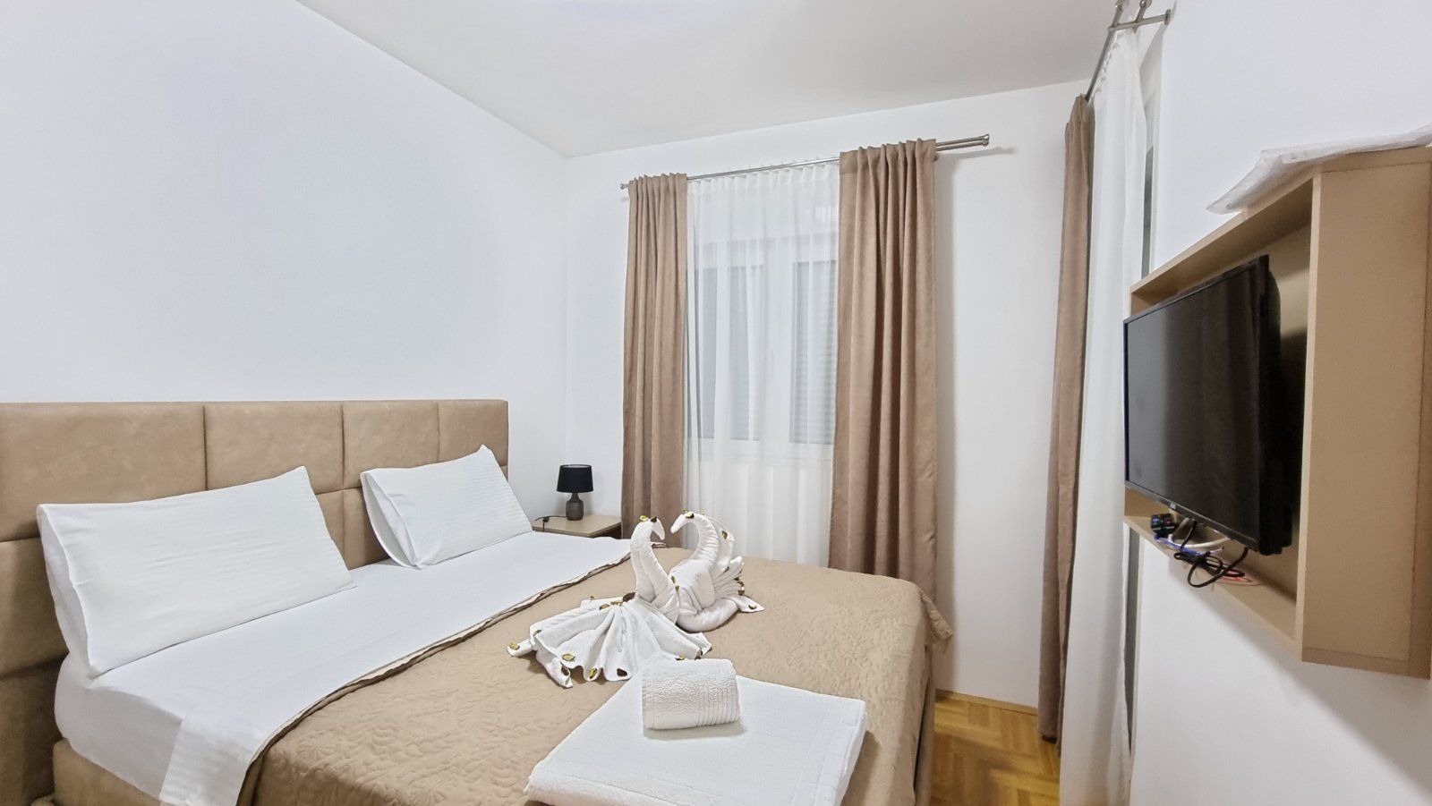 Izdaje se jednosoban luksuzan stan na autobuskoj stanici u Budvi ( NA DUZI PERIOD) - Amfora Real Estate