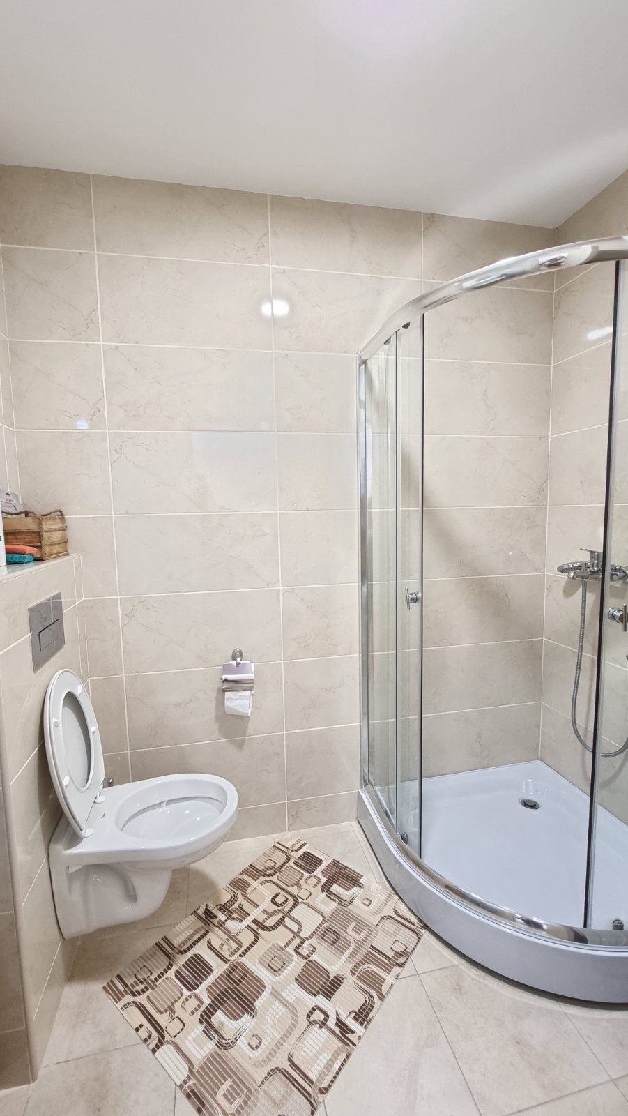 Izdaje se jednosoban luksuzan stan na autobuskoj stanici u Budvi ( NA DUZI PERIOD) - Amfora Real Estate