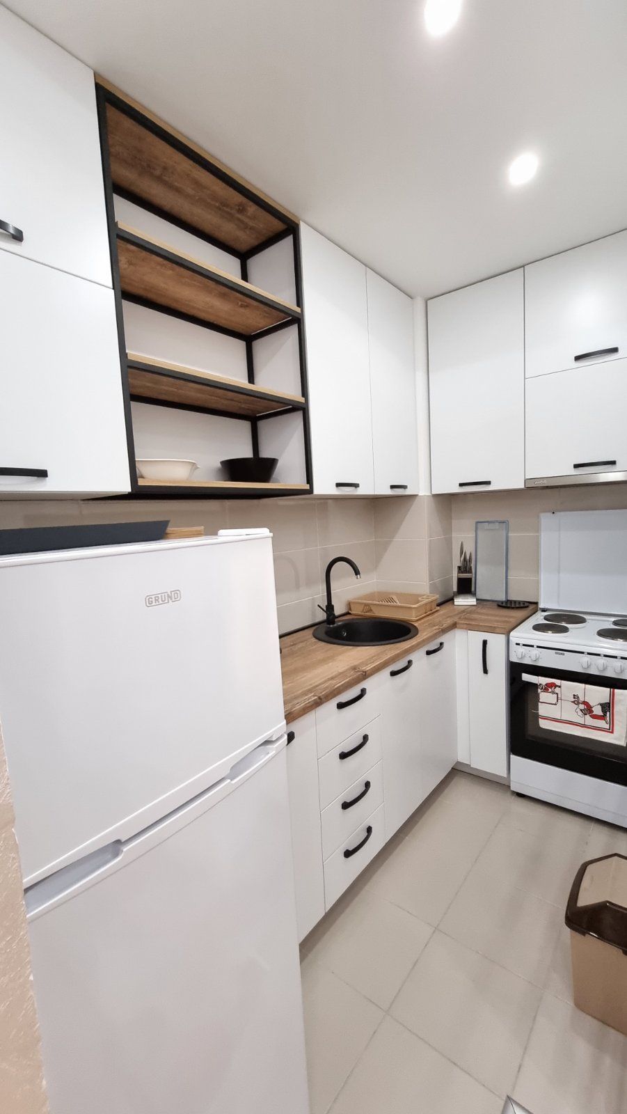 Izdaje se jednosoban luksuzan stan na autobuskoj stanici u Budvi ( NA DUZI PERIOD) - Amfora Real Estate