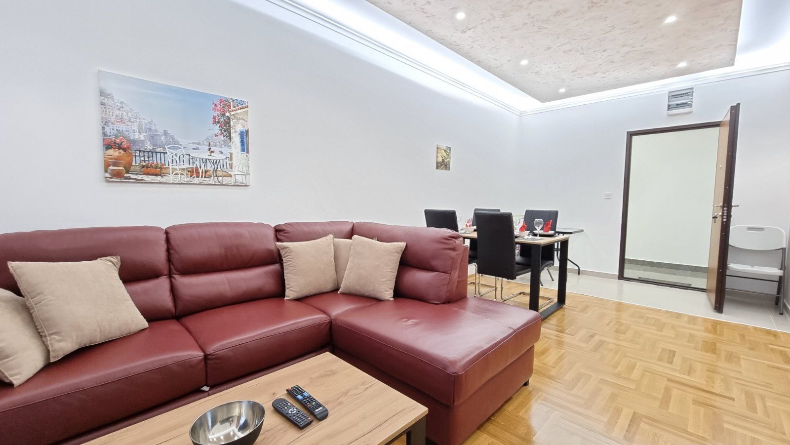 Izdaje se jednosoban luksuzan stan na autobuskoj stanici u Budvi ( NA DUZI PERIOD) - Amfora Real Estate