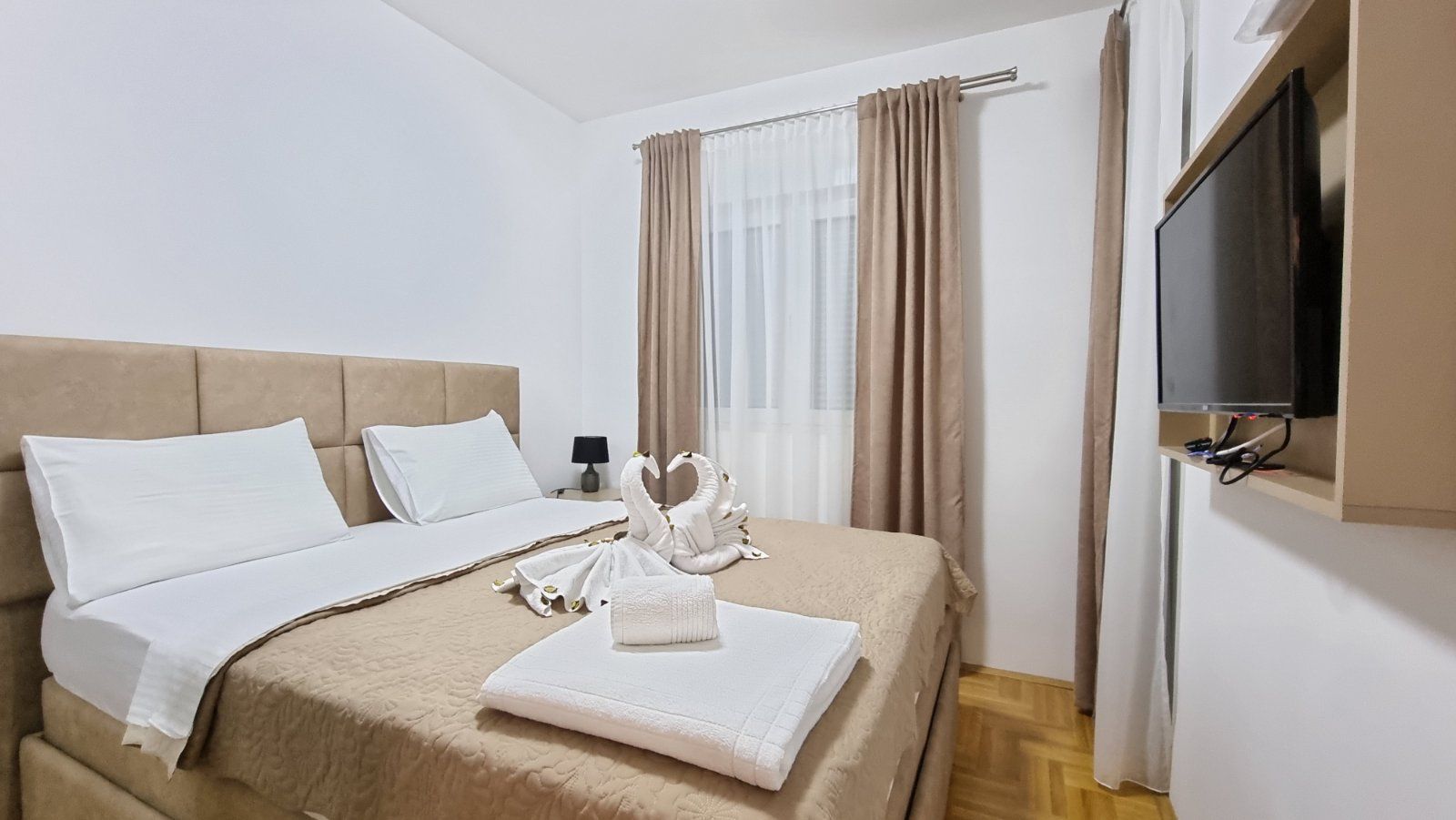 Izdaje se jednosoban luksuzan stan na autobuskoj stanici u Budvi ( NA DUZI PERIOD) - Amfora Real Estate