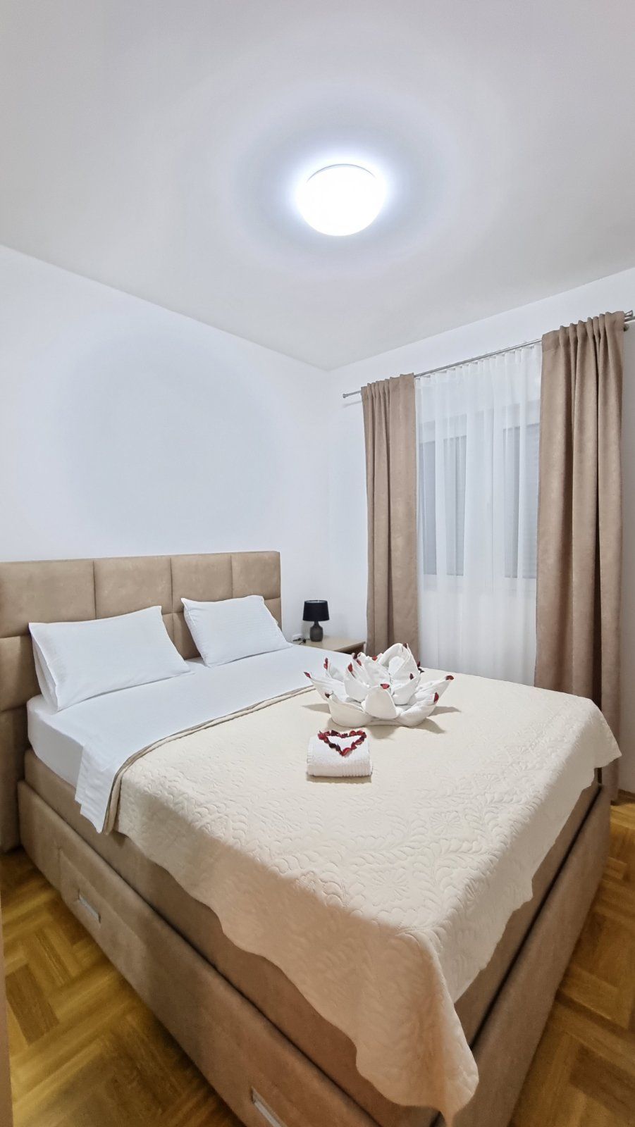 Izdaje se jednosoban luksuzan stan na autobuskoj stanici u Budvi ( NA DUZI PERIOD) - Amfora Real Estate