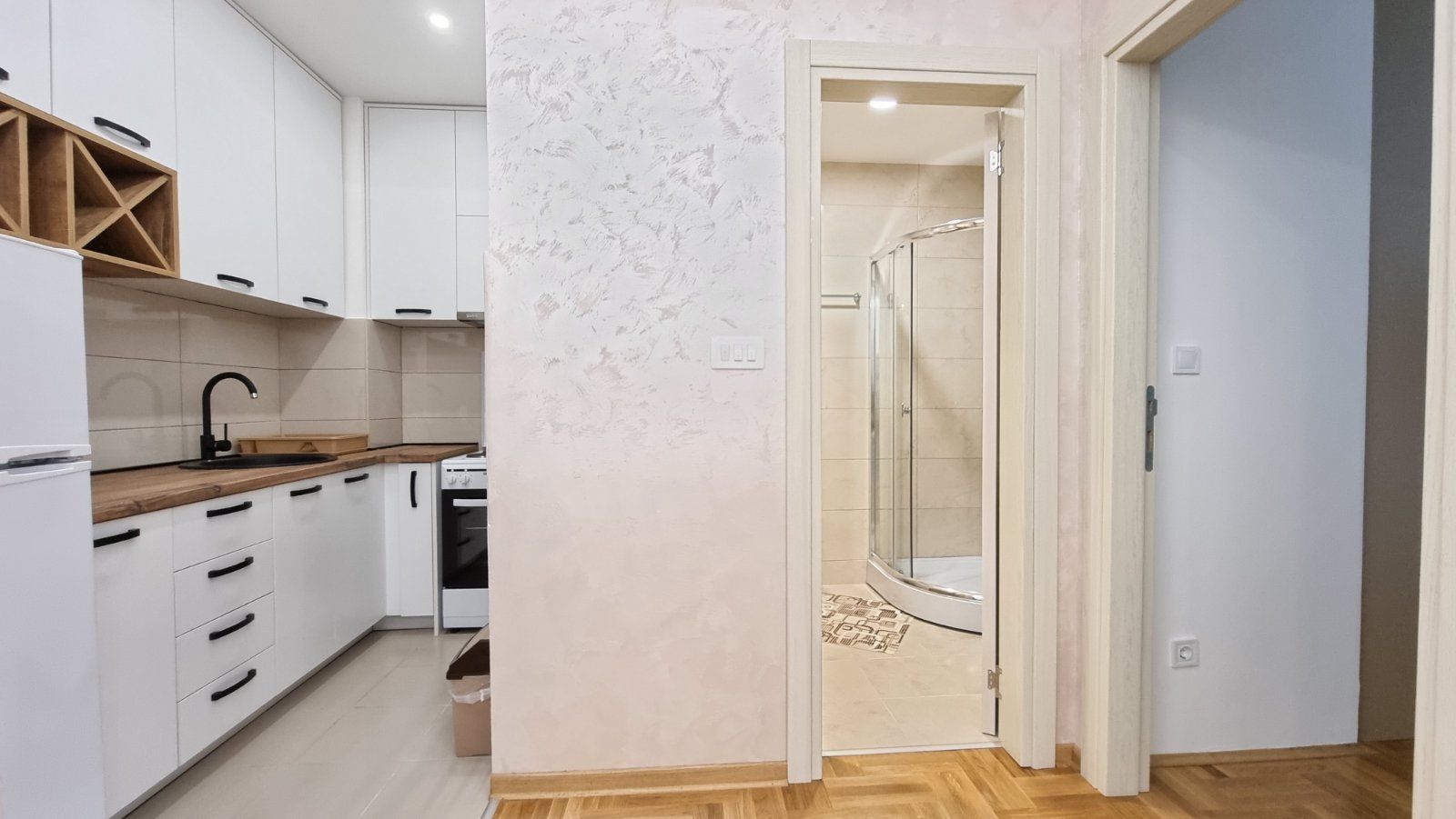 Izdaje se jednosoban luksuzan stan na autobuskoj stanici u Budvi ( NA DUZI PERIOD) - Amfora Real Estate