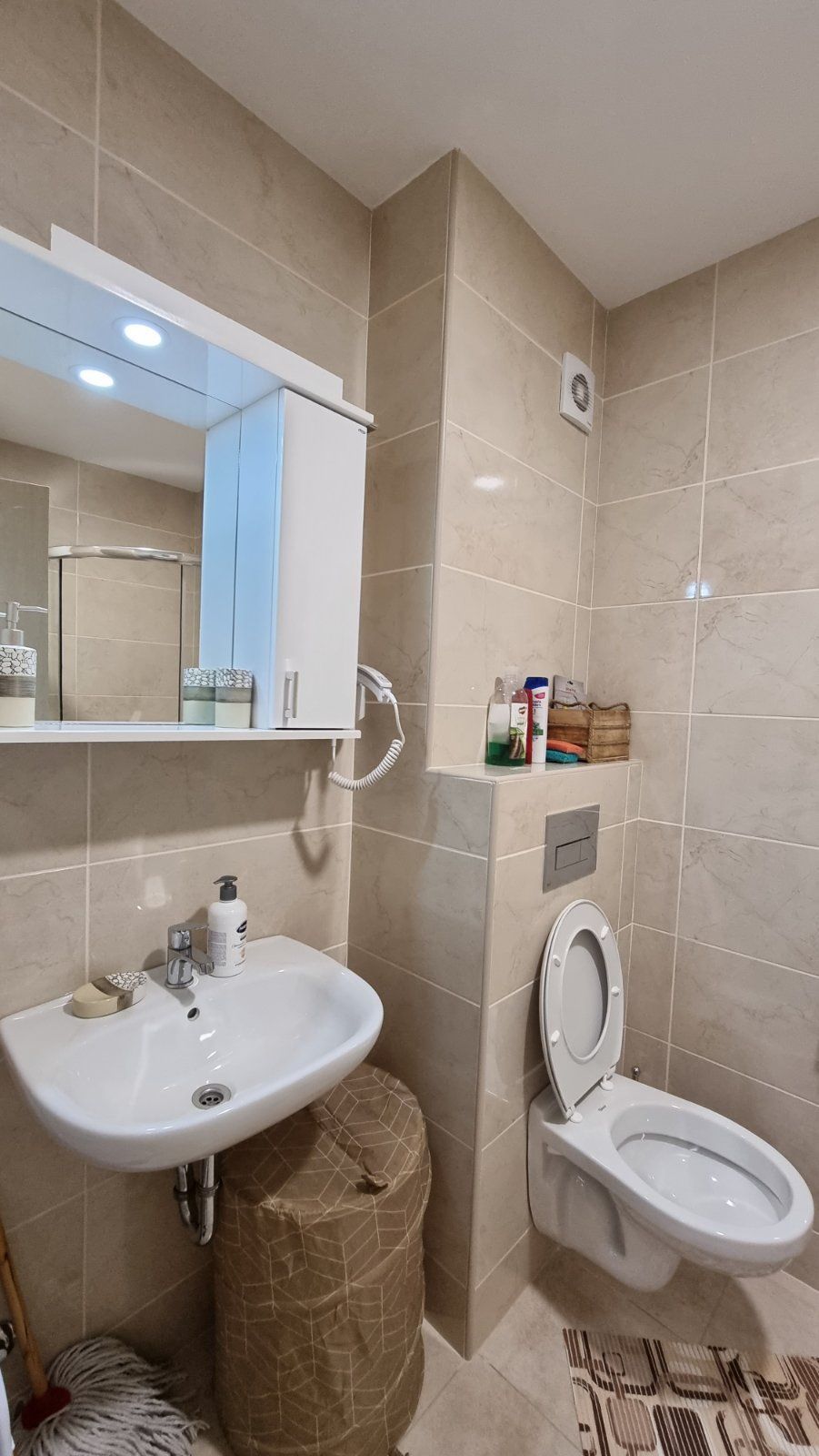 Izdaje se jednosoban luksuzan stan na autobuskoj stanici u Budvi ( NA DUZI PERIOD) - Amfora Real Estate