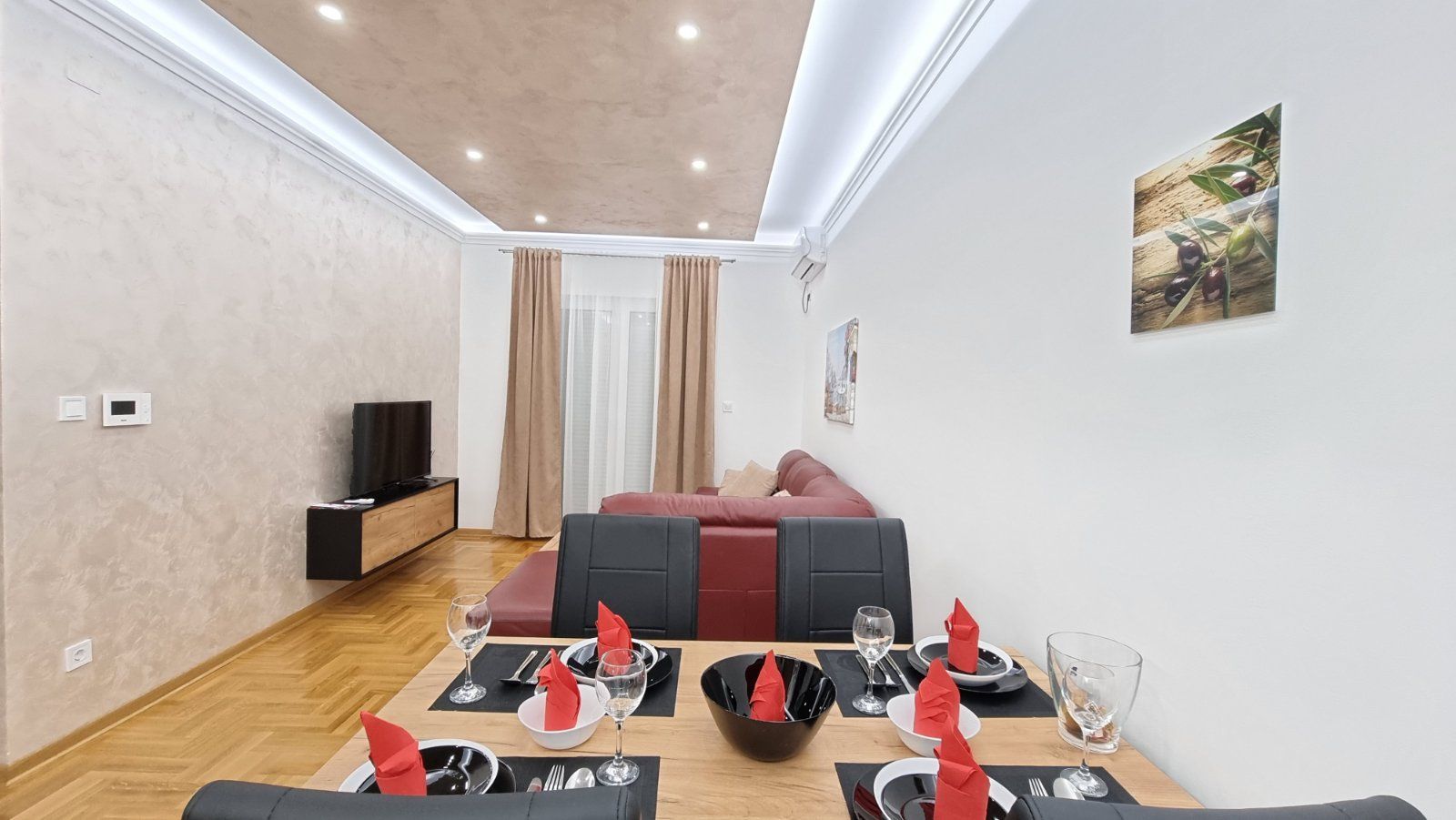 Izdaje se jednosoban luksuzan stan na autobuskoj stanici u Budvi ( NA DUZI PERIOD) - Amfora Real Estate