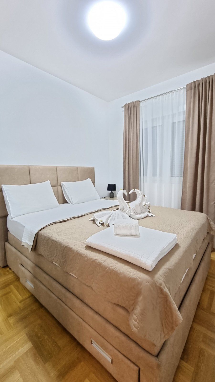 Izdaje se jednosoban luksuzan stan na autobuskoj stanici u Budvi ( NA DUZI PERIOD) - Amfora Real Estate