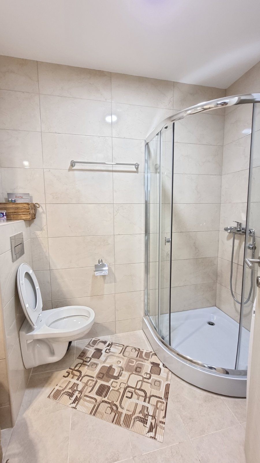 Izdaje se jednosoban luksuzan stan na autobuskoj stanici u Budvi ( NA DUZI PERIOD) - Amfora Real Estate