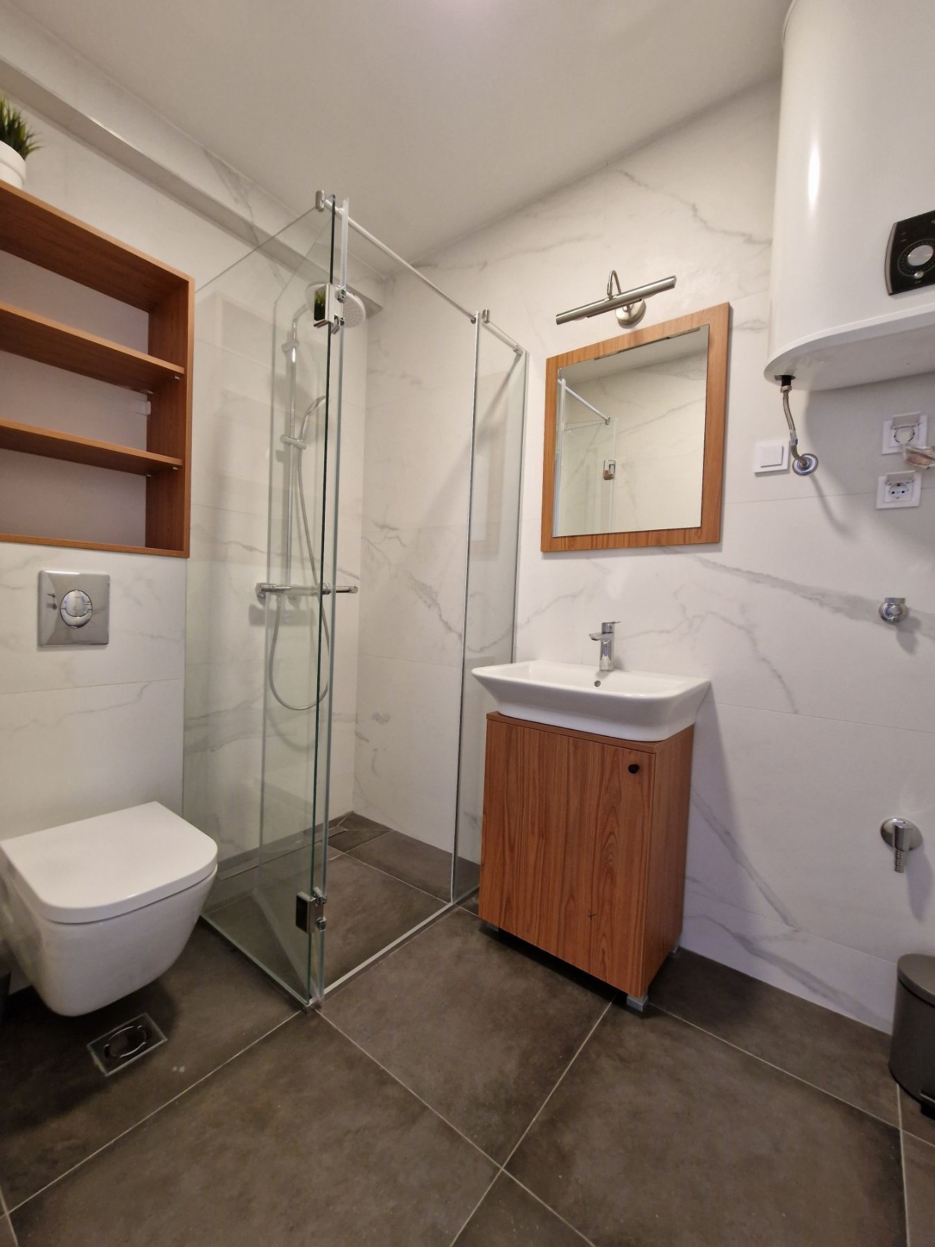 Moderan jednosoban stan sa garaznim mestom i pogledom na more, Bečići (NA DUZI PERIOD) - Amfora Real Estate