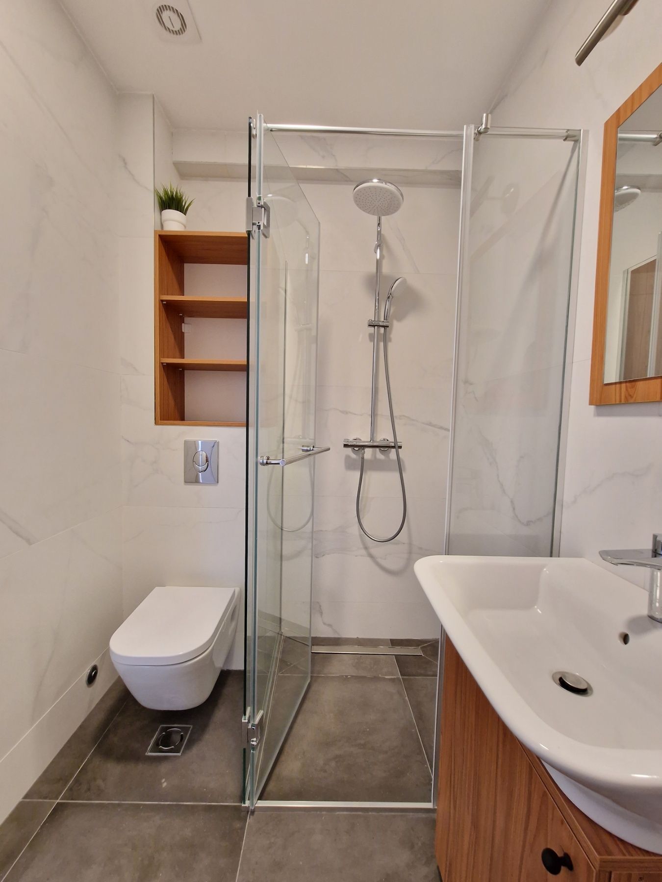 Moderan jednosoban stan sa garaznim mestom i pogledom na more, Bečići (NA DUZI PERIOD) - Amfora Real Estate