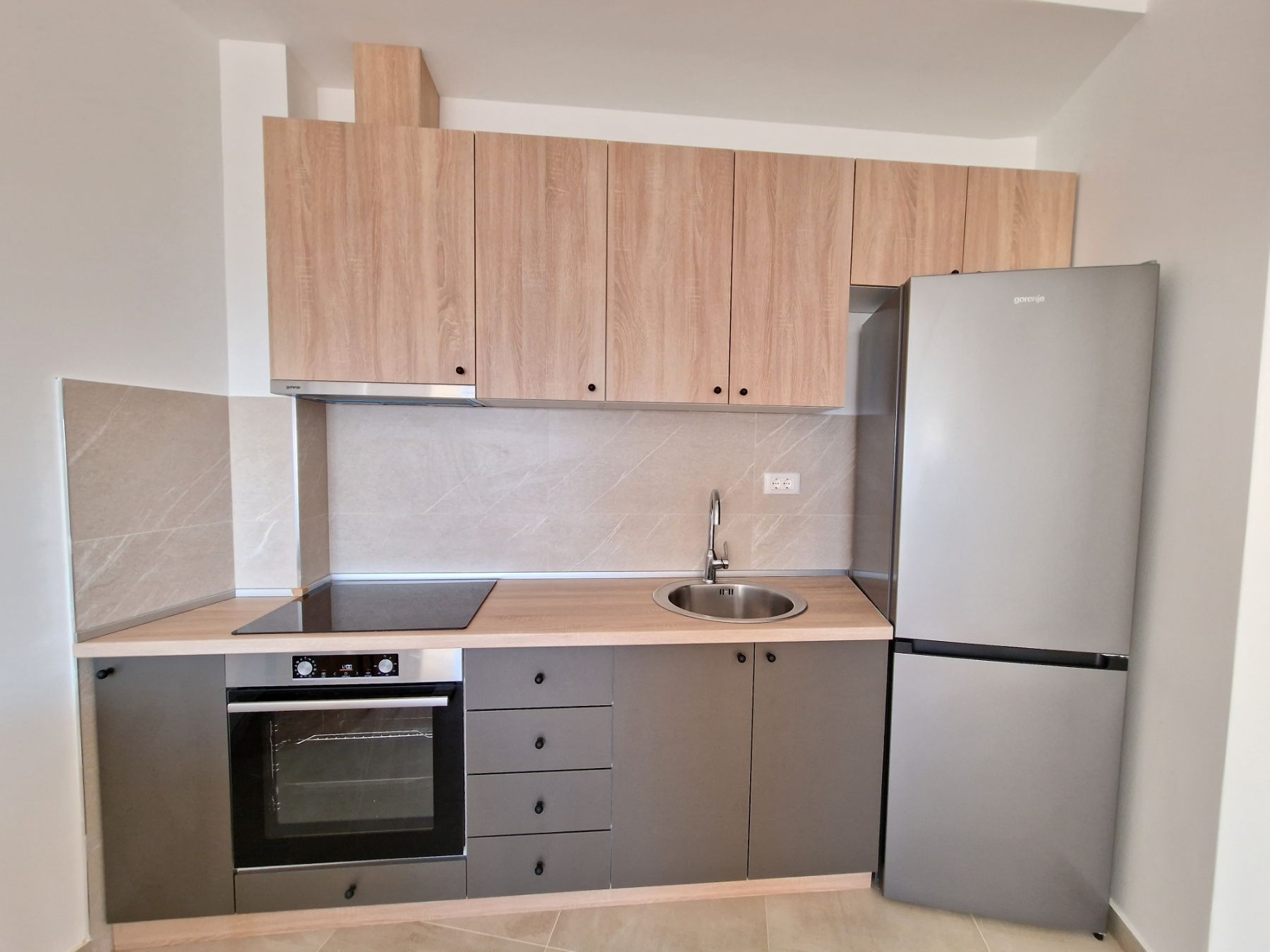 Moderan jednosoban stan sa garaznim mestom i pogledom na more, Bečići (NA DUZI PERIOD) - Amfora Real Estate