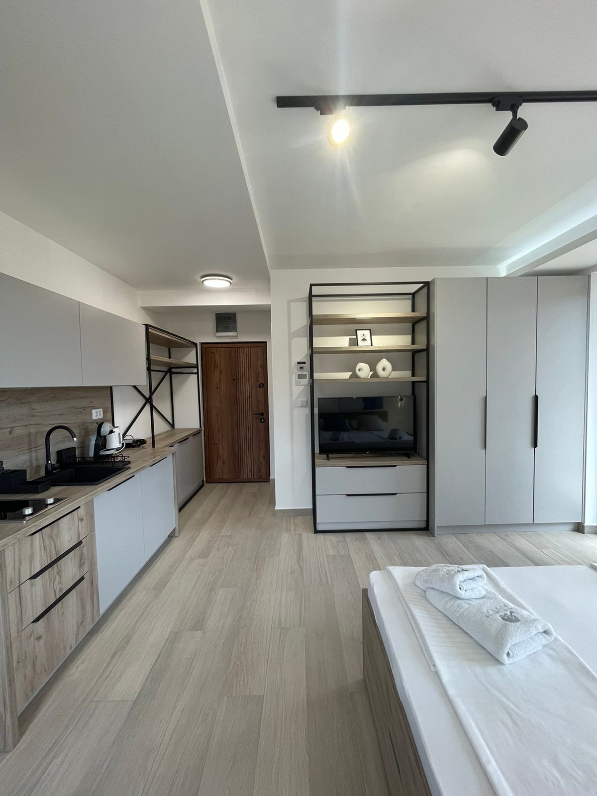 Moderno opremljena garsonjera sa garaznim mestom,Bulevar-Budva (NA PERIOD OD 01.10.2026 DO 01.06.2027) - Amfora Real Estate