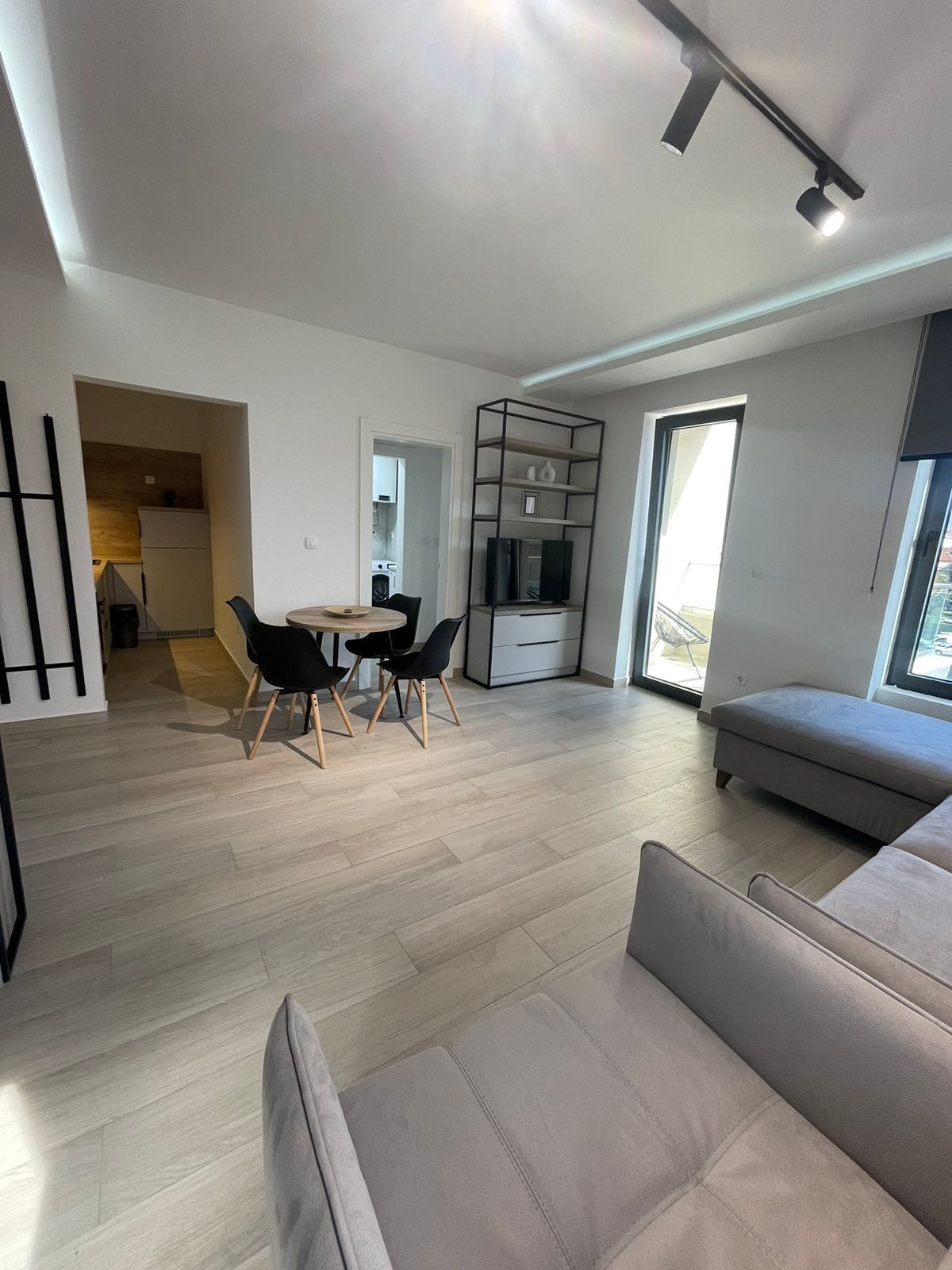 Moderno opremljen jednosoban stan sa garaznim mestom, Bulevar-Budva (NA PERIOD OD 01.10.2026 DO 01.06.2027) - Amfora Real Estate