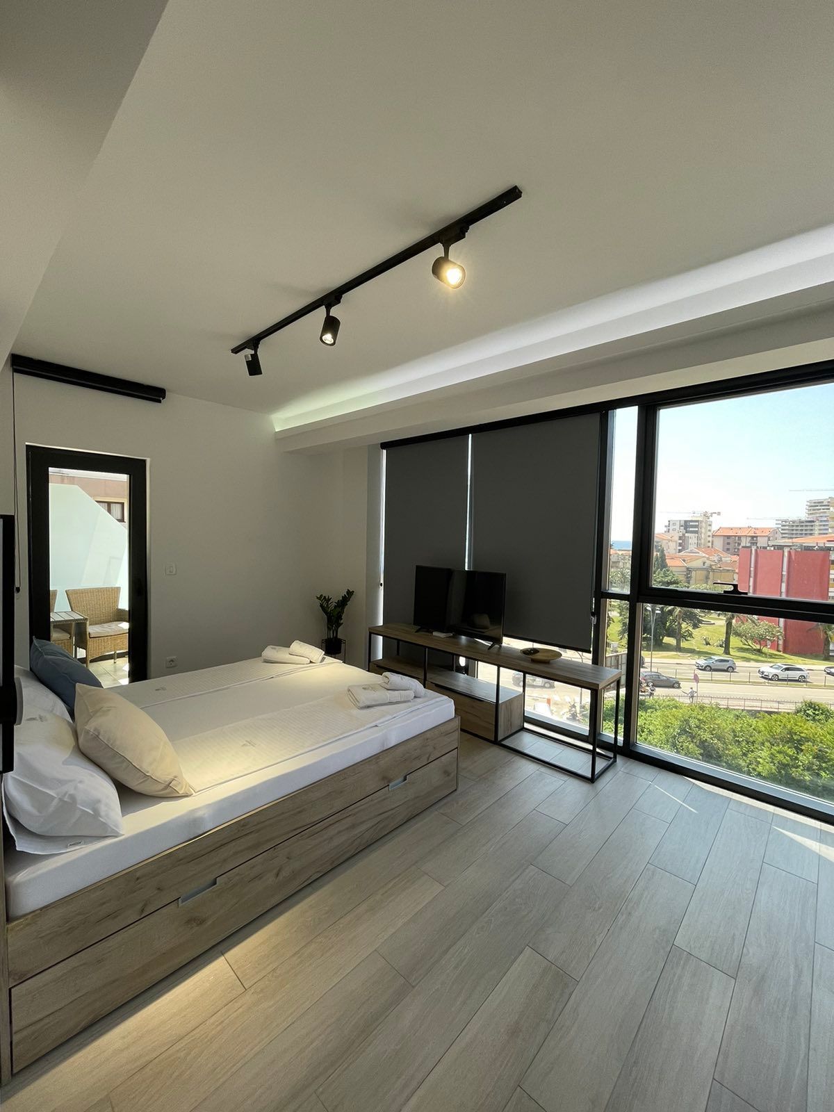 Moderno opremljena garsonjera sa garaznim mestom,Bulevar-Budva (NA PERIOD OD 01.01.2026 DO 01.06.2026) - Amfora Real Estate