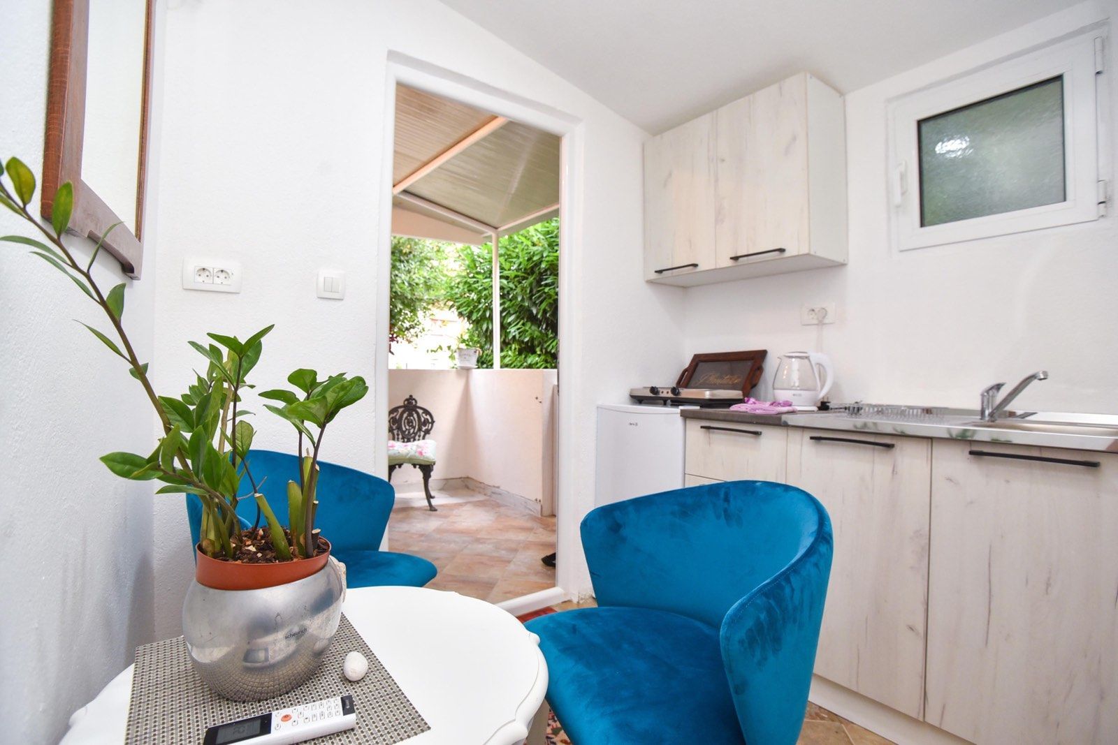 Izdaje se garsonjera 24m², Slovenska plaža Budva – 200m od mora (Na period do 15.06.2025) - Amfora Real Estate