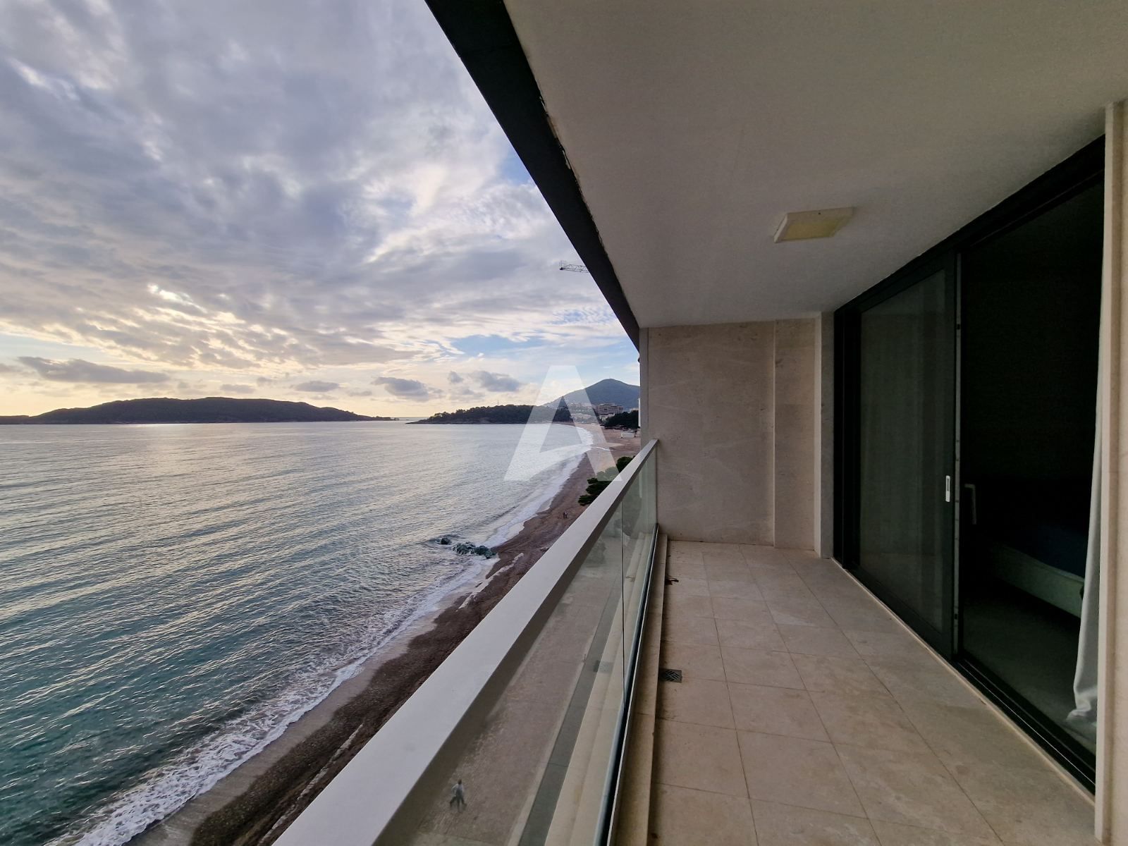 amforaproperty.com/Luksuzan dvosoban stan sa panoramskim pogledom na prvoj liniji do mora u Rafailovićima