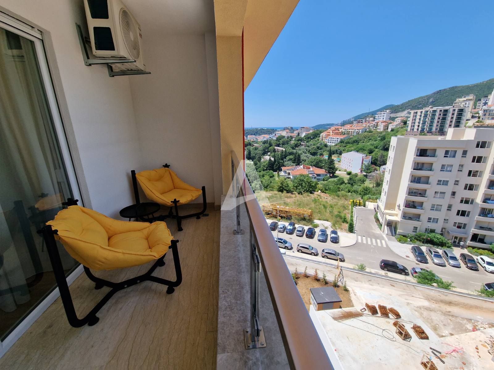 amforaproperty.com/Luksuzni apartman SUNFLOWER  sa pogledom na more u Bečićima, samo 300m do obale!