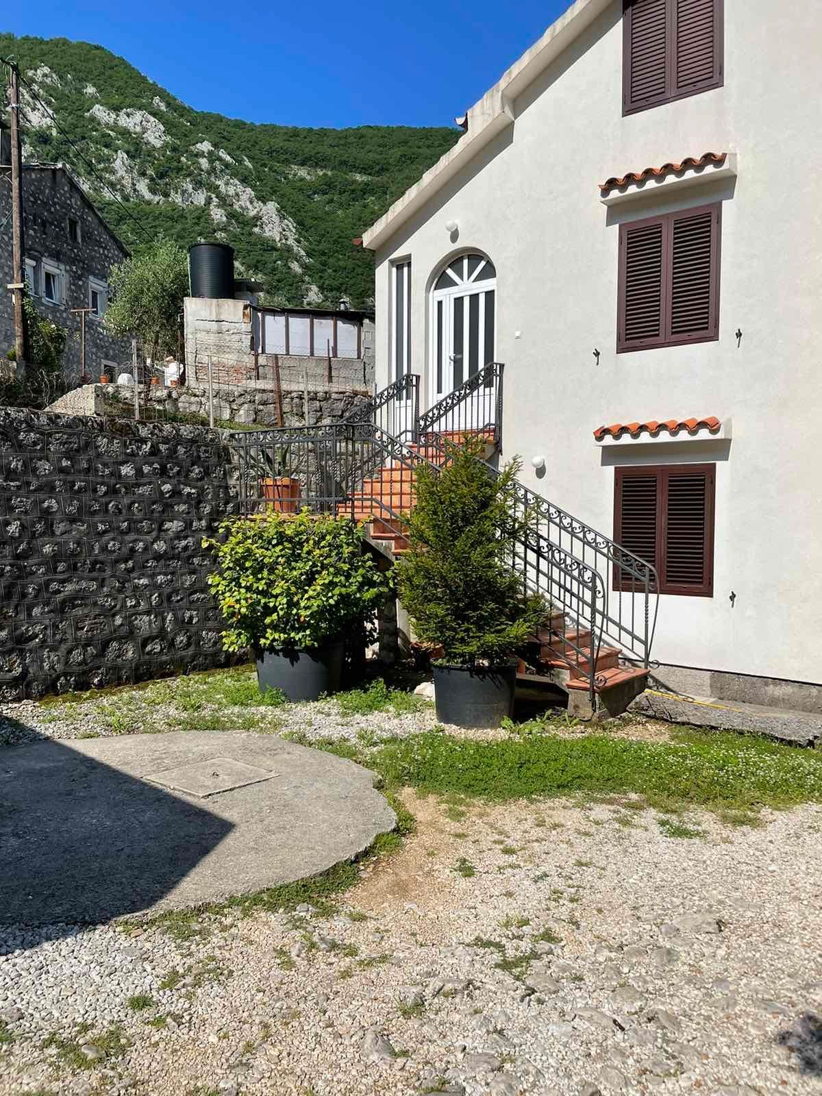 amforaproperty.com/Prodaja kuće sa placem u Škaljarima,Kotor