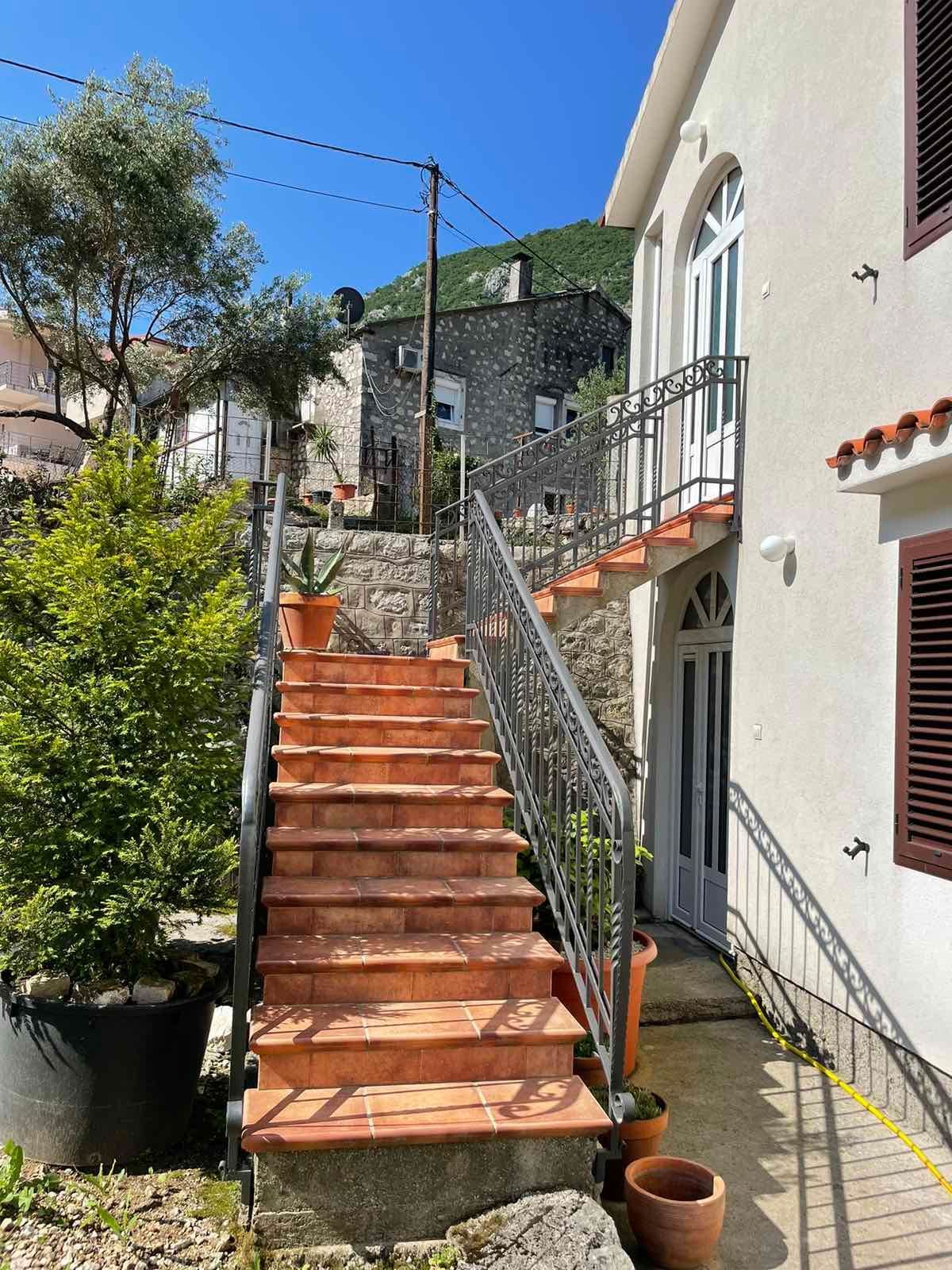 amforaproperty.com/Prodaja kuće sa placem u Škaljarima,Kotor