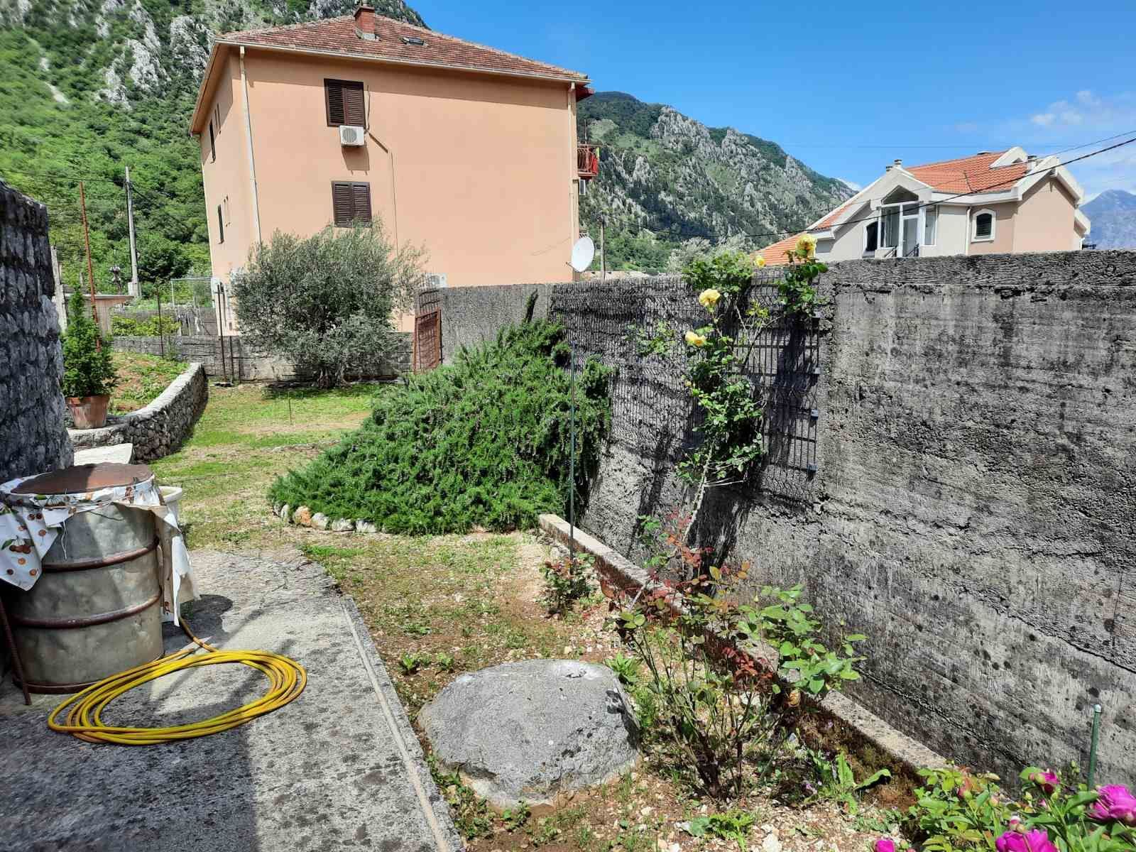 amforaproperty.com/Prodaja kuće sa placem u Škaljarima,Kotor