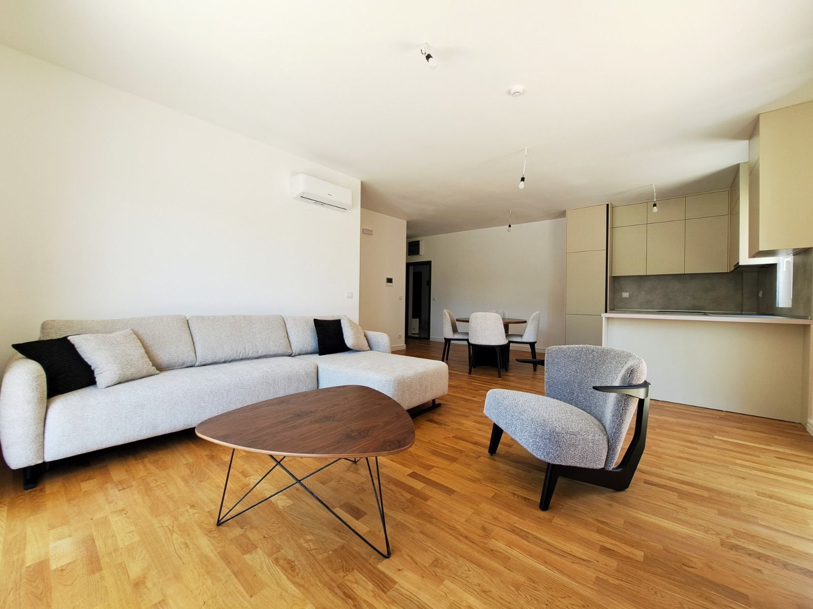 Prodaja namestenog jednosobnog stana sa pogledom na more (55.52 + terasa 23.550 u modernom kompleksu u Sutomoru - Amfora Real Estate