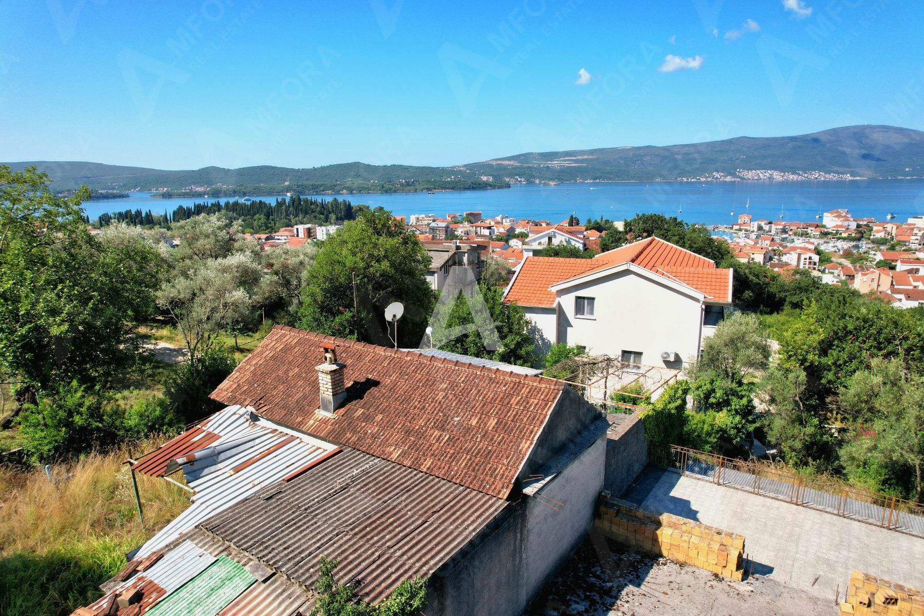 amforaproperty.com/Urbanizovan plac 1881 m2 sa pogledom na more u Tivtu