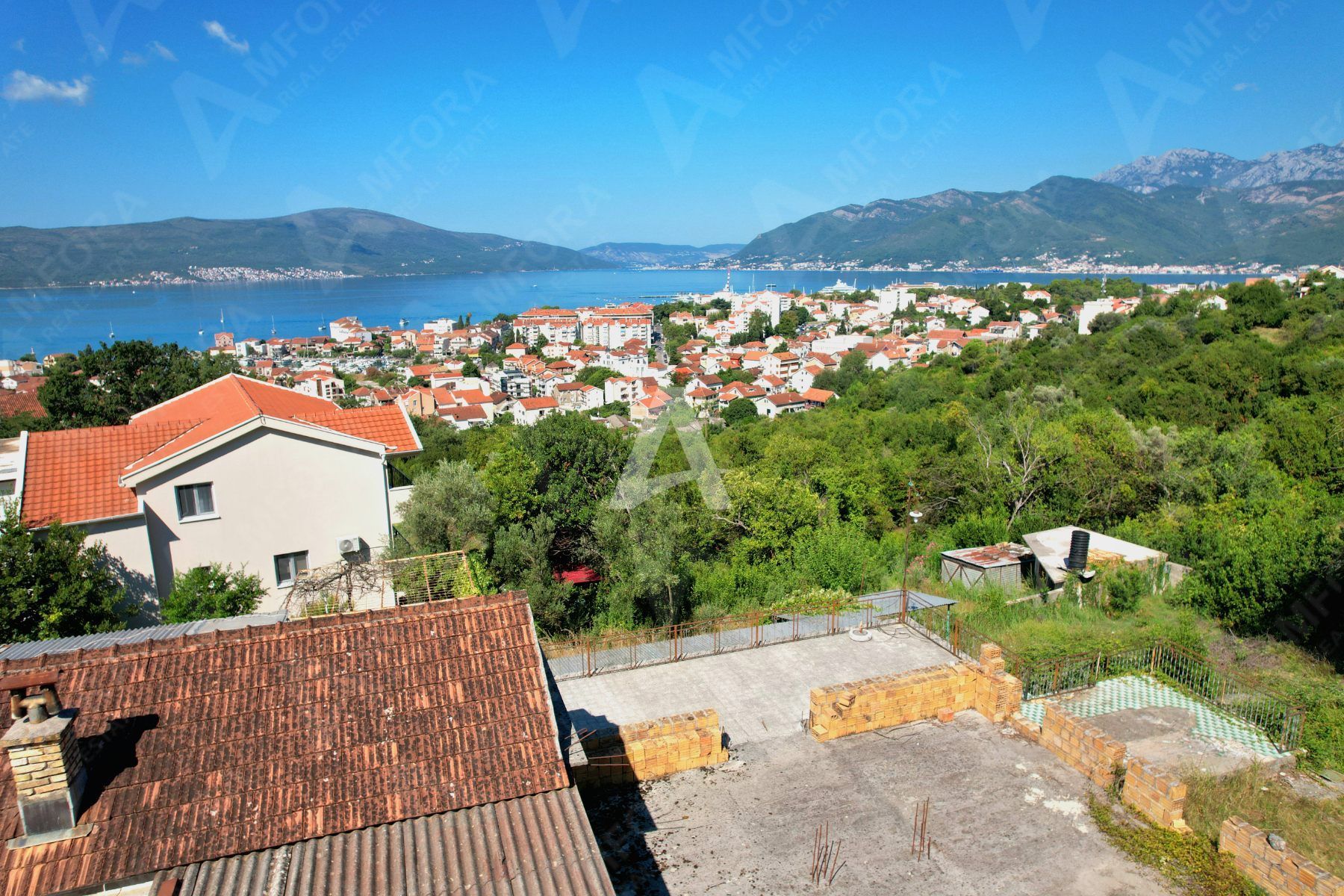 amforaproperty.com/Urbanizovan plac 1881 m2 sa pogledom na more u Tivtu