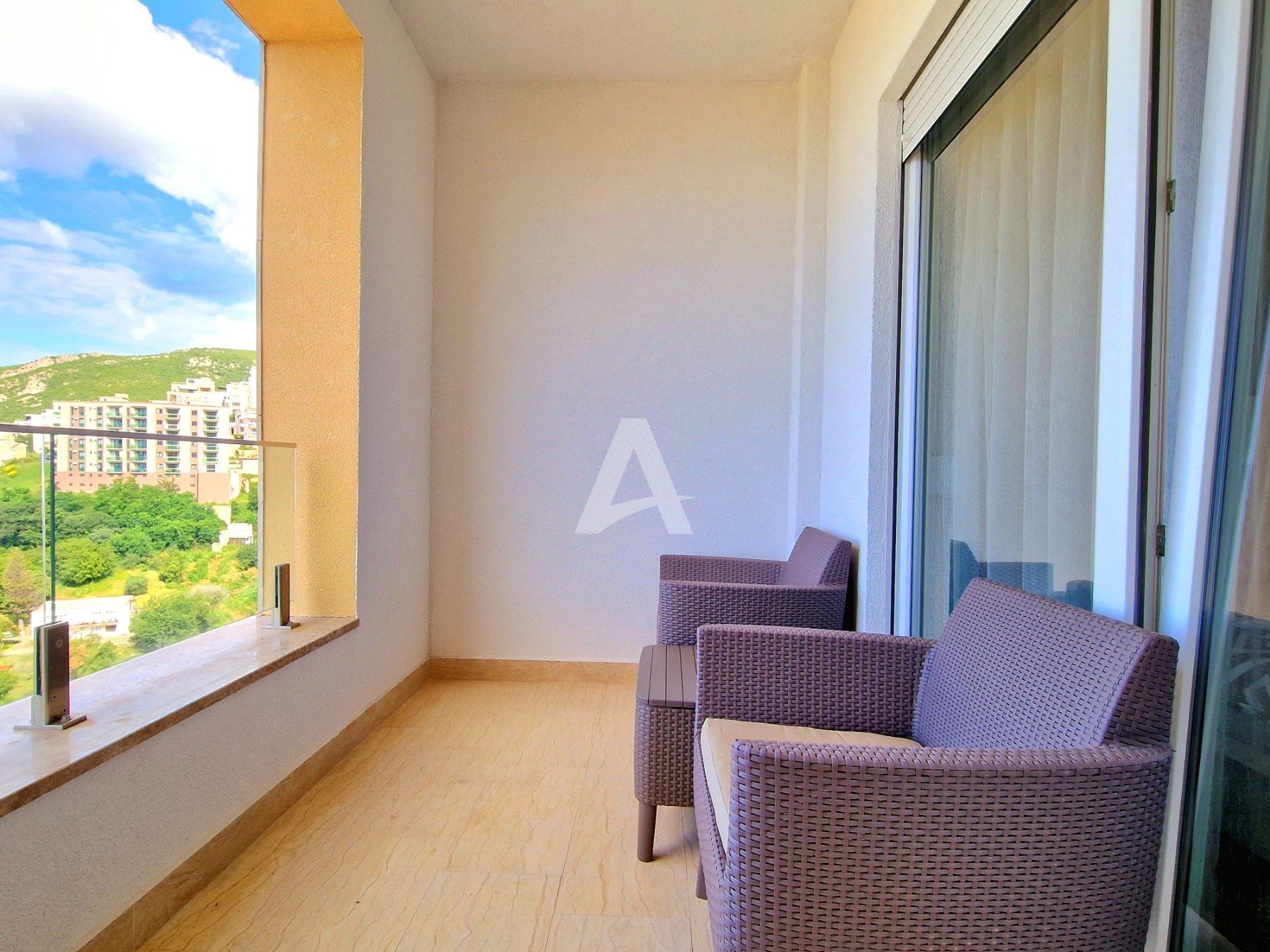 amforaproperty.com/WAVE 76 - dvosoban apartman  sa prelepim pogledom na more i parking mestom Bečićima