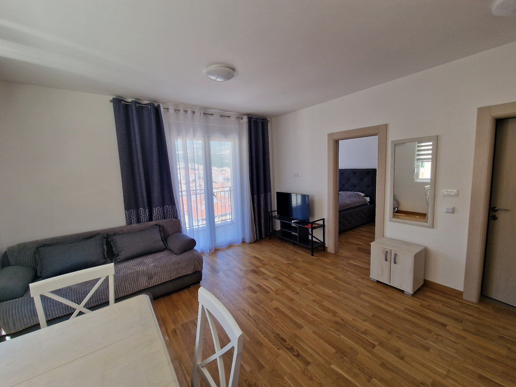 amforaproperty.com/Moderno opremljen jednosoban stan na atraktivnoj lokaciji,Topliski put-Budva.(NA DUZI VREMENSKI PERIOD)