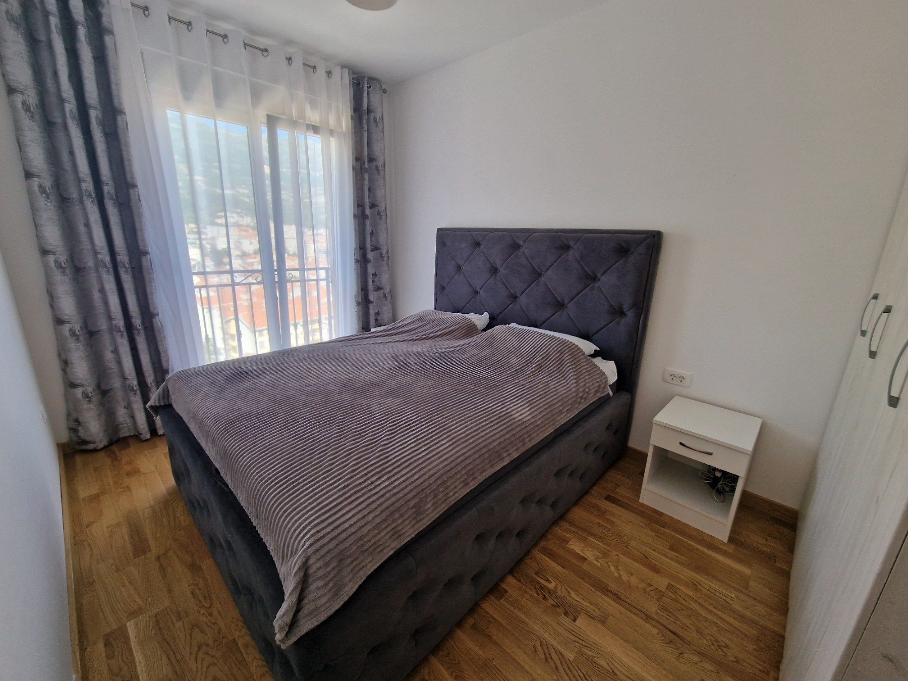 amforaproperty.com/Moderno opremljen jednosoban stan na atraktivnoj lokaciji,Topliski put-Budva.(NA DUZI VREMENSKI PERIOD)