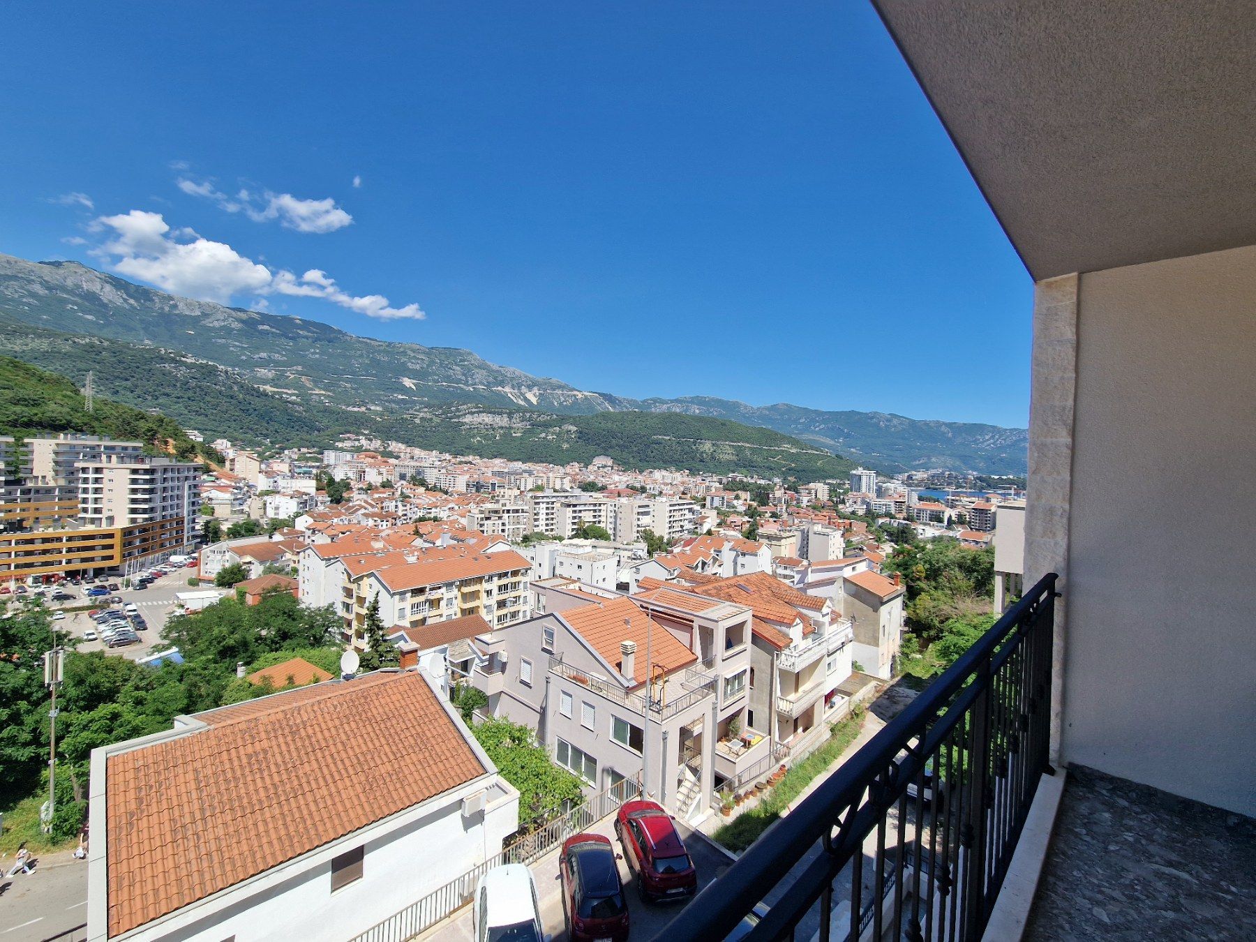 amforaproperty.com/Moderno opremljen jednosoban stan na atraktivnoj lokaciji,Topliski put-Budva.(NA DUZI VREMENSKI PERIOD)