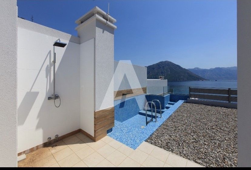 amforaproperty.com/Polovina luksuzne vile s bazenom i predivnim pogledom na more, Morinj, Kotor - 360m2