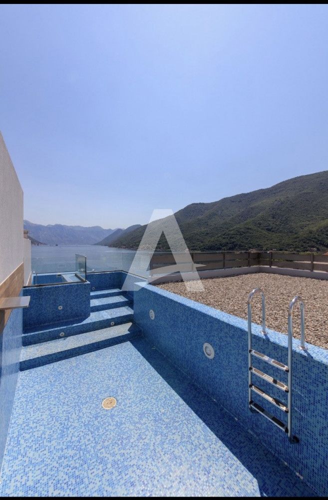 amforaproperty.com/Polovina luksuzne vile s bazenom i predivnim pogledom na more, Morinj, Kotor - 360m2