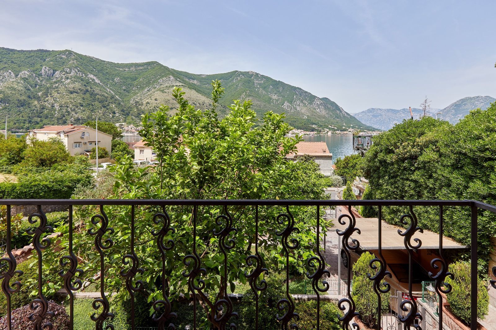 amforaproperty.com/Kuća 120m2 sa pogledom na more u Dobroti, Kotor