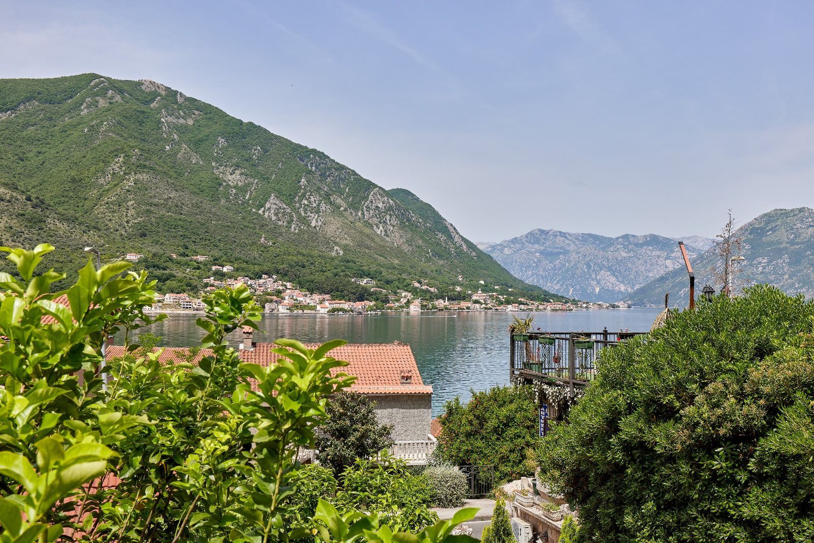 amforaproperty.com/Kuća 120m2 sa pogledom na more u Dobroti, Kotor