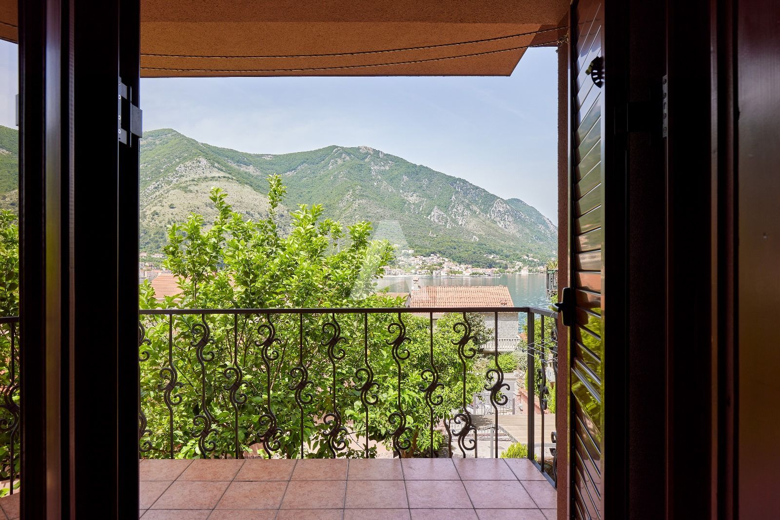 amforaproperty.com/Kuća 120m2 sa pogledom na more u Dobroti, Kotor (na duzi period)