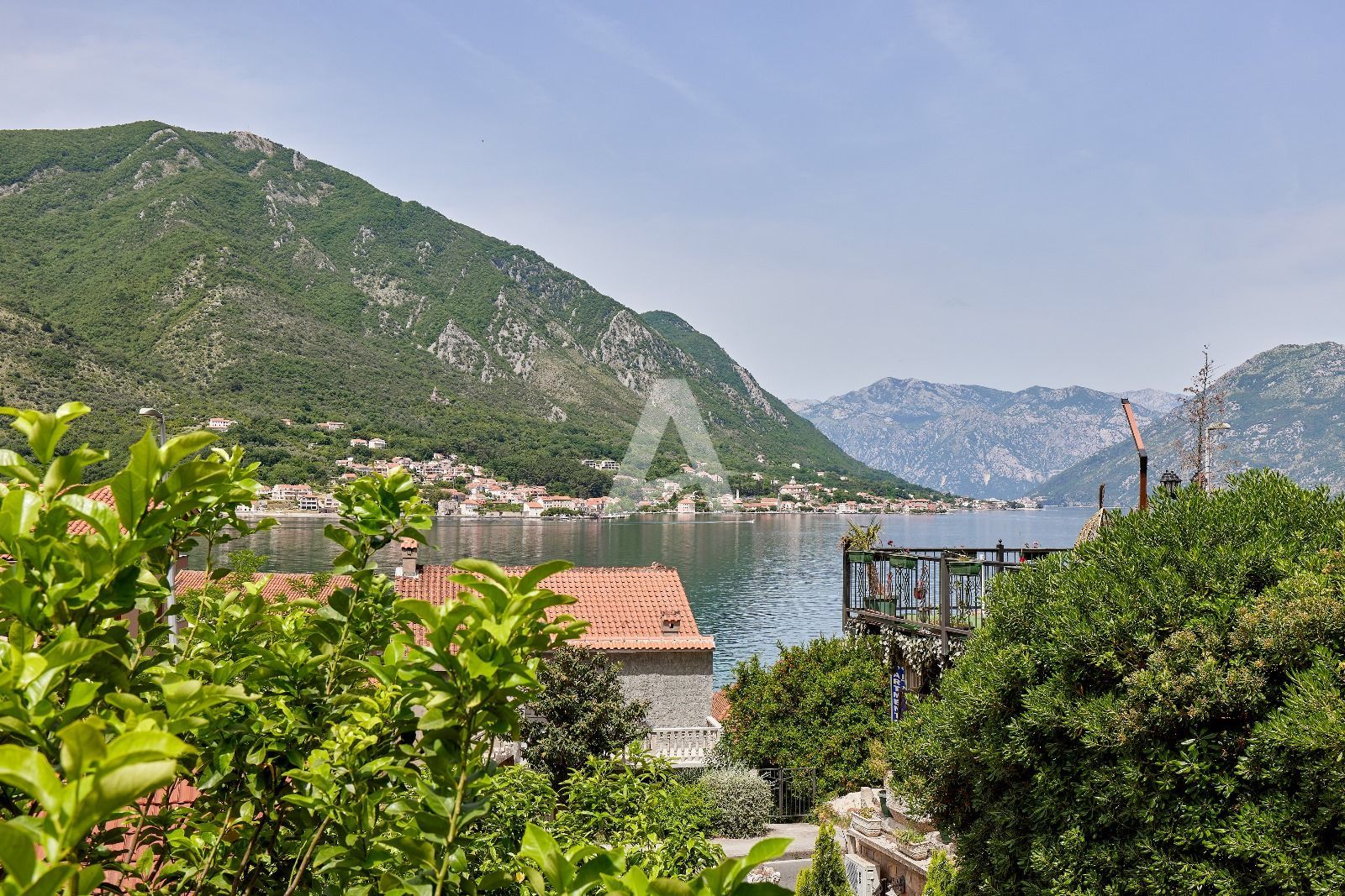 amforaproperty.com/Kuća 120m2 sa pogledom na more u Dobroti, Kotor (na duzi period)