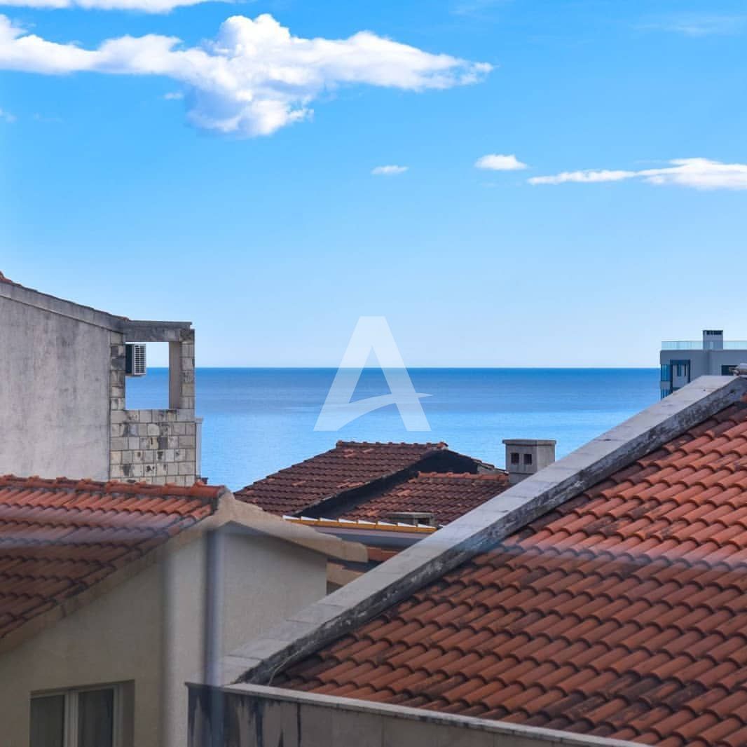 amforaproperty.com/Jednosoban stan sa pogledom na more i garaznim mestom u Bečićima (na duzi period)