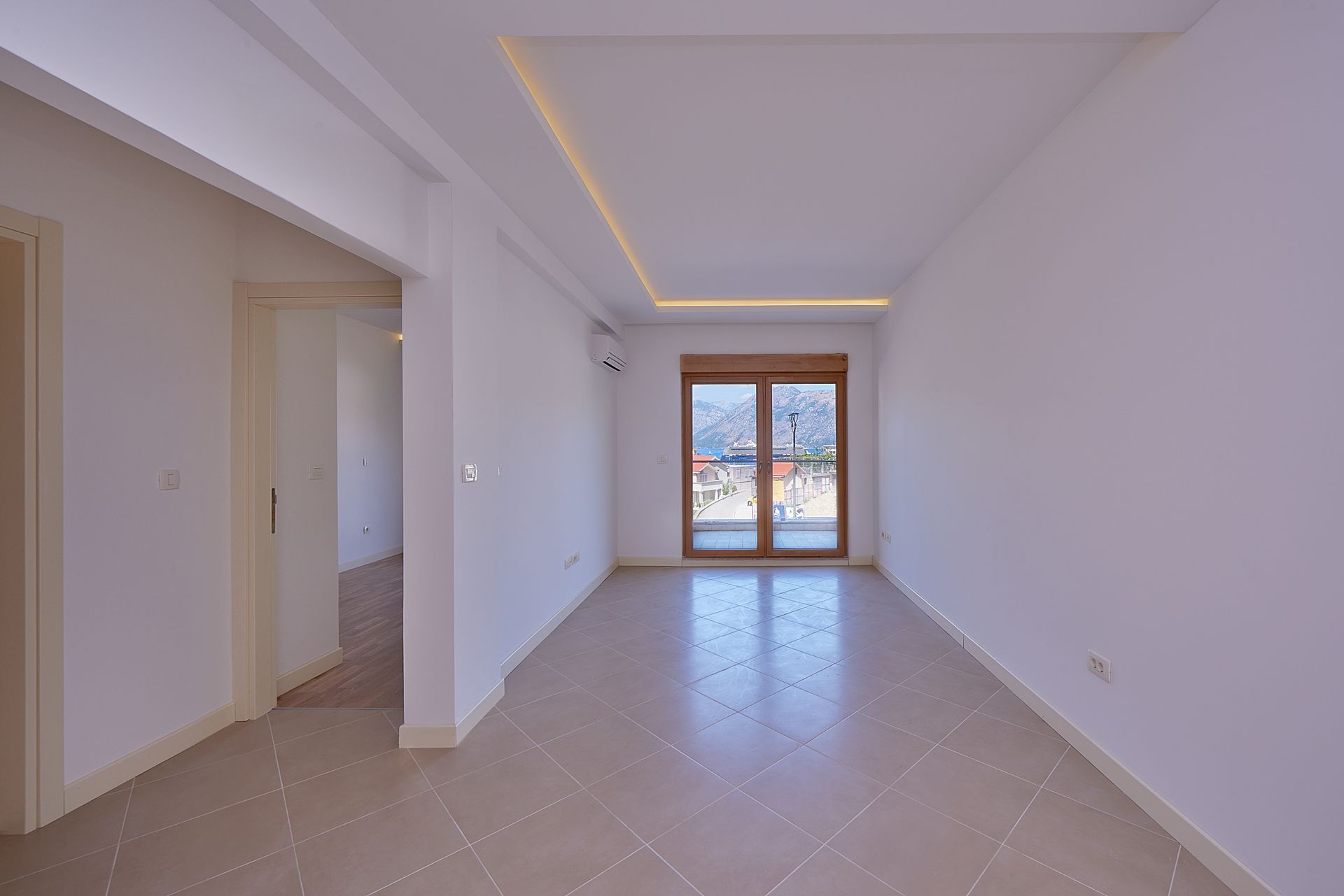 amforaproperty.com/Nov dvosoban stan 120m2 sa pogledom na more u novom stambenom kompleksu u Dobroti, Kotor