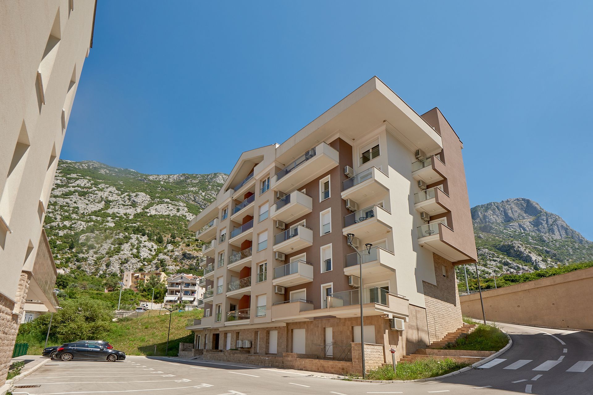 amforaproperty.com/Nov dvosoban stan 120m2 sa pogledom na more u novom stambenom kompleksu u Dobroti, Kotor