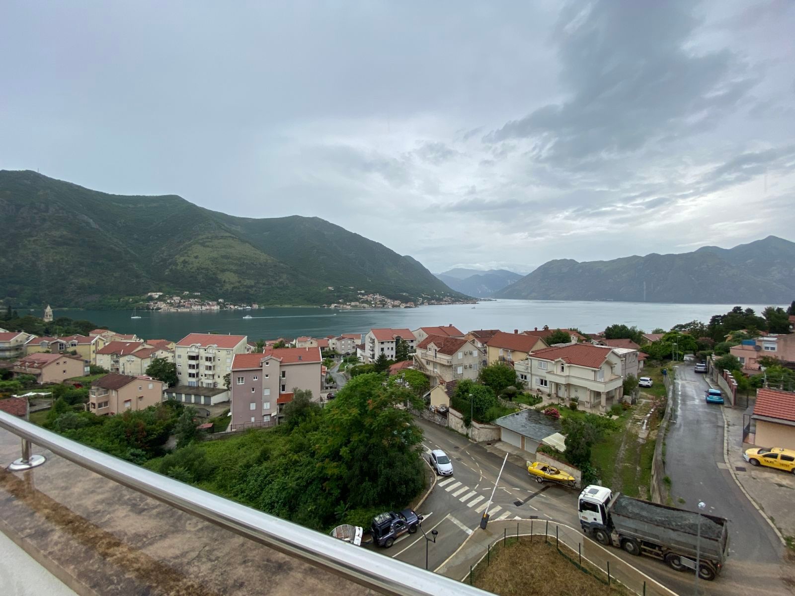 amforaproperty.com/Nov dvosoban stan 120m2 sa pogledom na more u novom stambenom kompleksu u Dobroti, Kotor