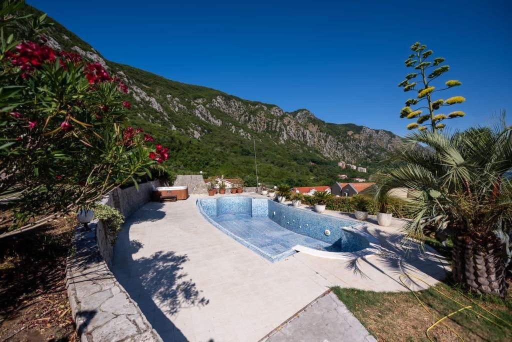 amforaproperty.com/Kuca sa bazenom i pogledom na more u Škaljarima, Kotor