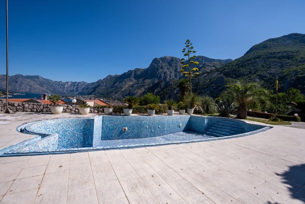 amforaproperty.com/Kuca sa bazenom i pogledom na more u Škaljarima, Kotor