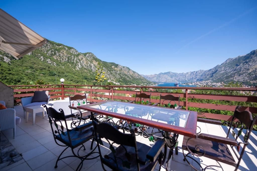 amforaproperty.com/Kuca sa bazenom i pogledom na more u Škaljarima, Kotor