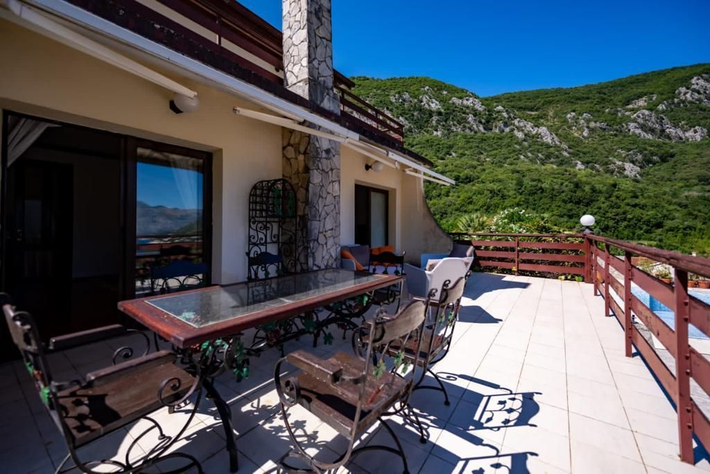 amforaproperty.com/Kuca sa bazenom i pogledom na more u Škaljarima, Kotor