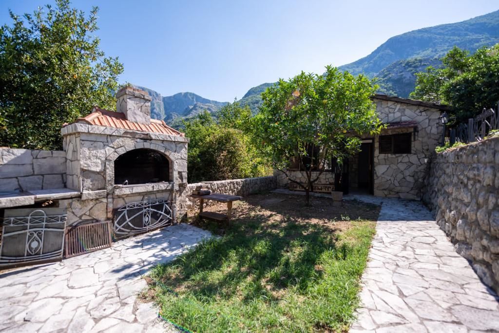 amforaproperty.com/Kuca sa bazenom i pogledom na more u Škaljarima, Kotor